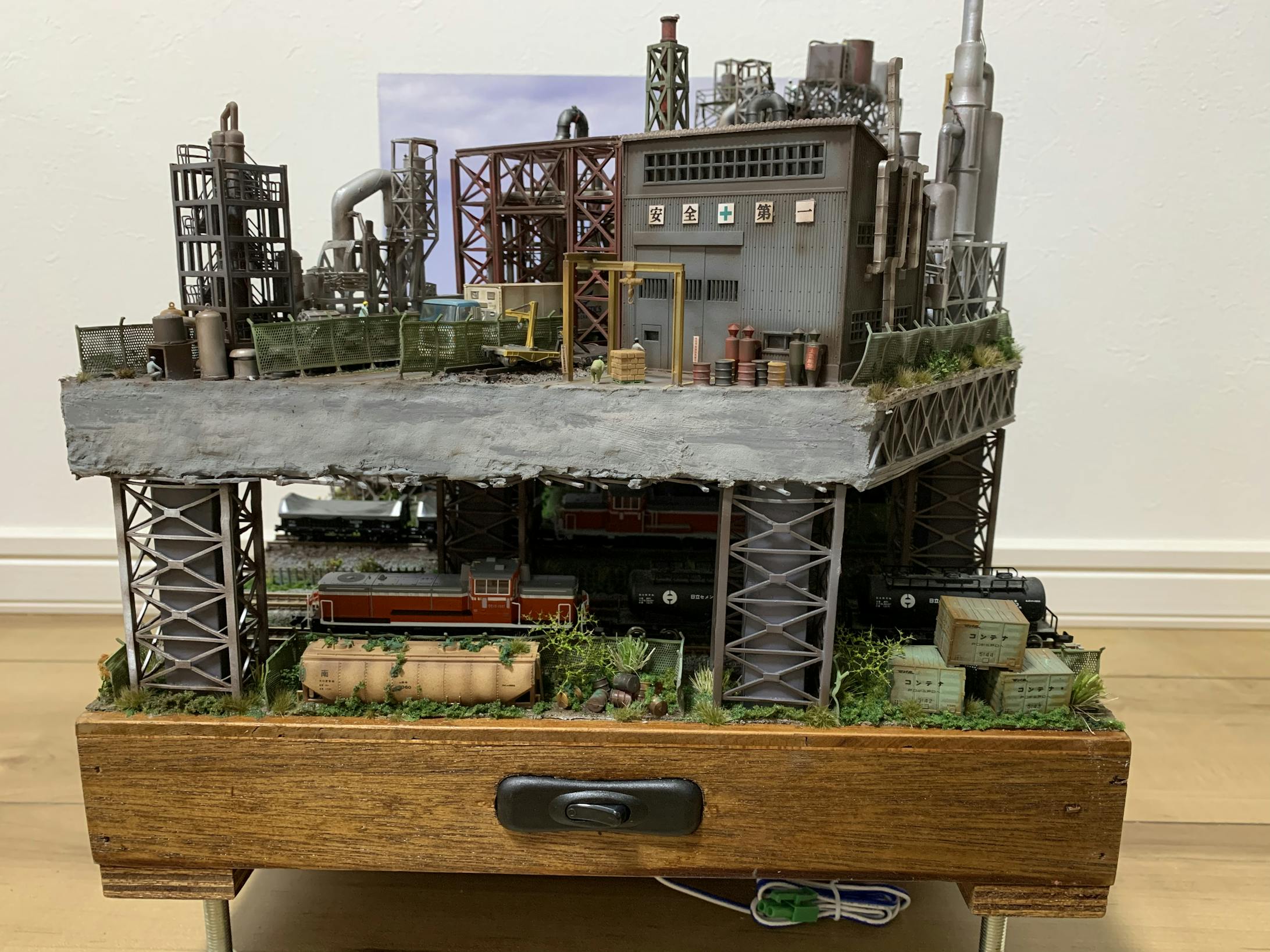 複線前のスペースは野ざらしにされた感が個人的に好きなので、こんな感じにまとめました。側線にして車両を野ざらしにするか迷いましたが、今回はコンテナを野ざらしにしました。いつかそんな作品を作ろうと思います。 複線前のスペースは野ざらしにされた感が個人的に好きなので、こんな感じにまとめました。側線にして車両を野ざらしにするか迷いましたが、今回はコンテナを野ざらしにしました。いつかそんな作品を作ろうと思います。