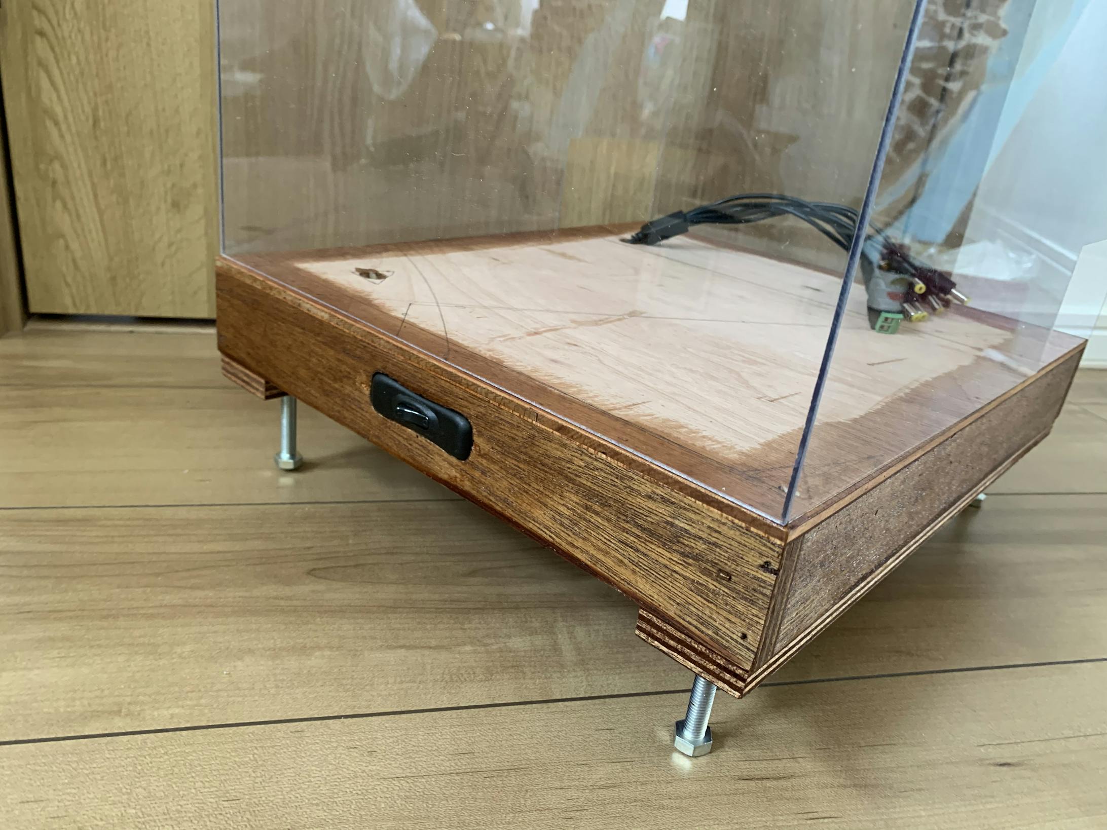 LED用のスイッチもここで取り付けていきます。電源は乾電池でも、アダプターで直接家庭から給電でもどちらでもいけるスタイルにしています。そしてスプリッターケーブルでLEDを光らせる作戦です。