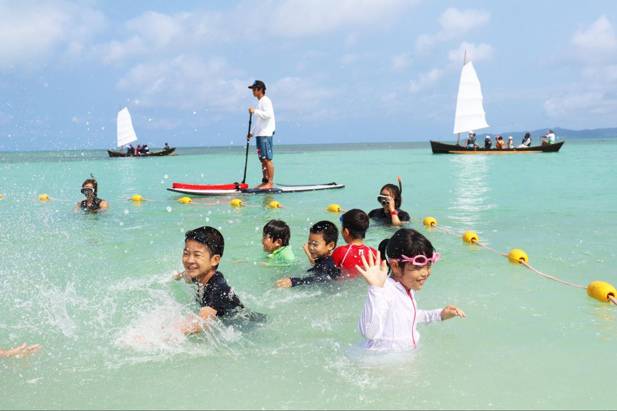 日本最南端の海開き！　竹富島は早くも夏、初泳ぎを楽しむ