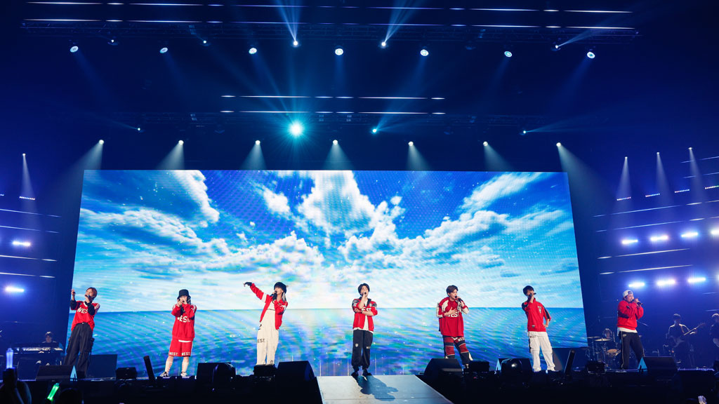 【ライブレポート】WEST.、アリーナツアー＜A.H.O. -Audio Hang Out-＞開催。見どころ満載、カラフルなびっくり箱！