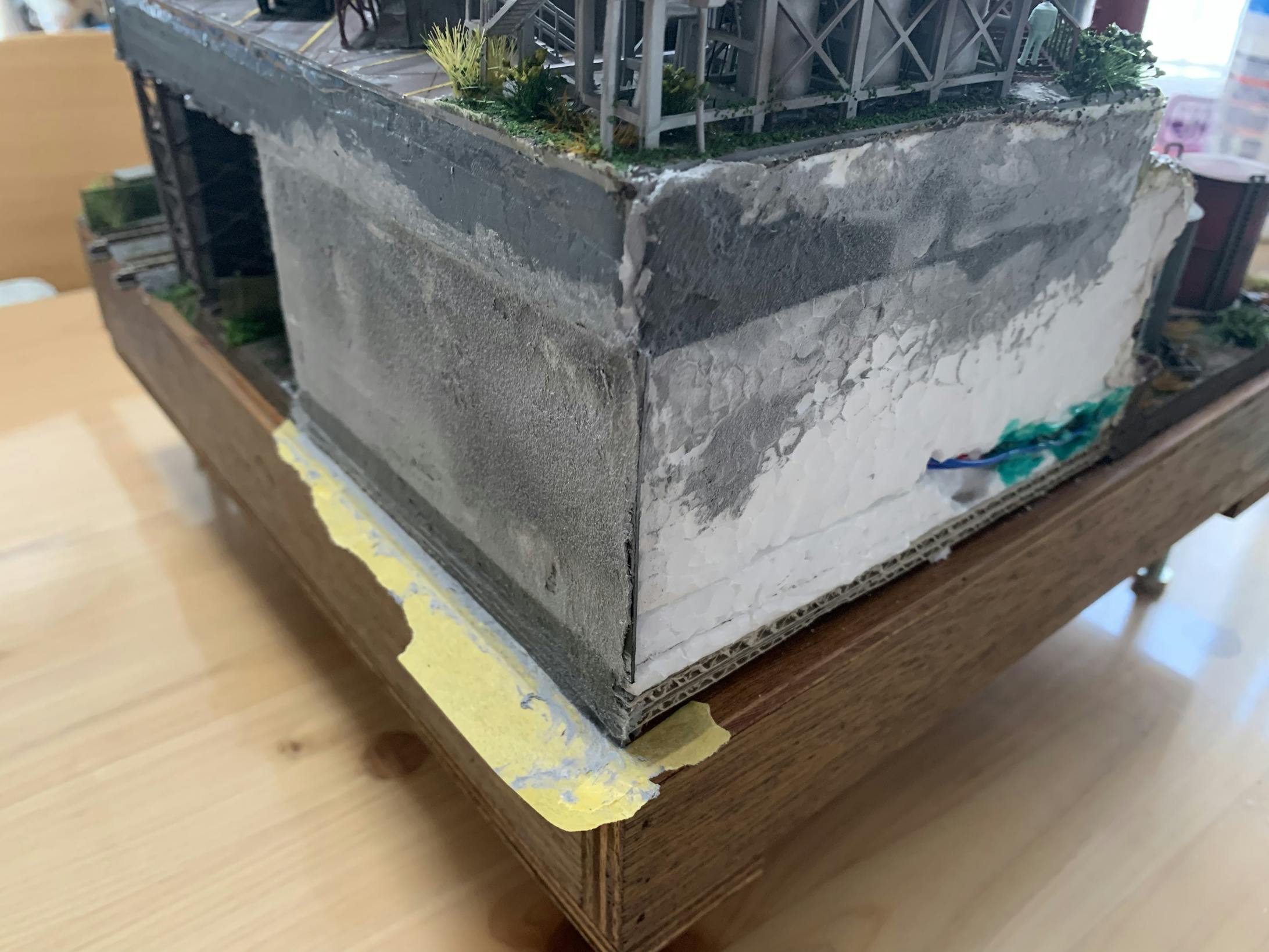 石膏粘土でつなぎ目を消しながら、凹凸が出ないように、定規で余分な粘土を削り落とします。 石膏粘土でつなぎ目を消しながら、凹凸が出ないように、定規で余分な粘土を削り落とします。