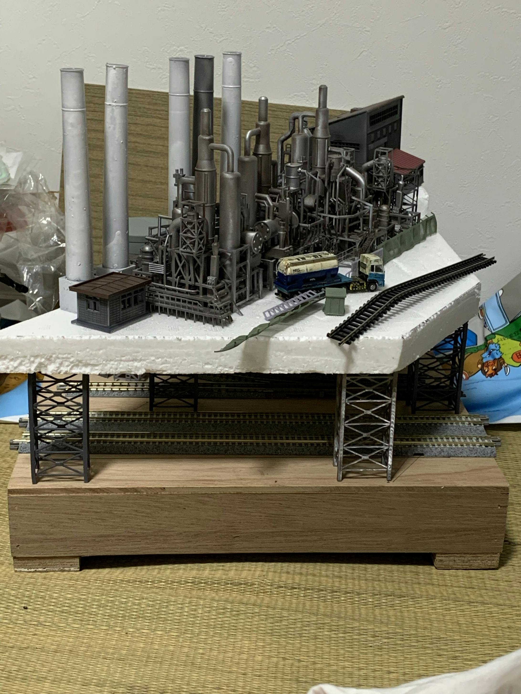 ベースと高架上の工場を合わせたイメージです。これだけでもなかなかワクワクしてきます。実際には、存在しない工場ですが、場所の制約等考えると自分の中では納得できる形になりました。ただベース部にある工場建屋が目立たない為、なんとか活かしていきたいと考えていました。また、構想を練っている間で、特に複線を挟んで、手前の細いフリースペースをどのように活かすかがt-trakコンテストの結構大事なポイントだと思いました。