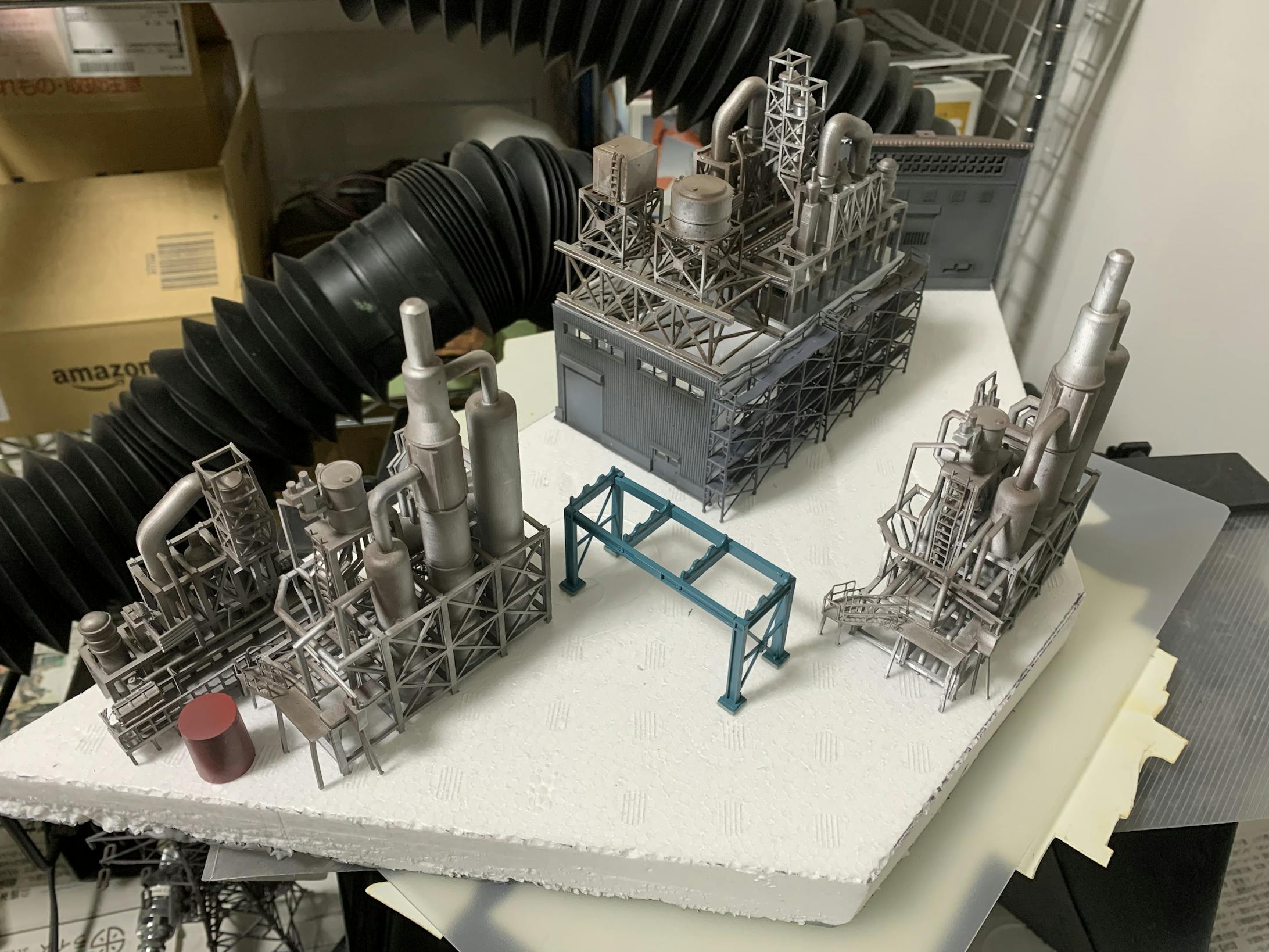 シングルモジュールだと、3つのモジュールのうちで1番狭いので、高さを出そうと考えました。そのため、高架の上にも工場があるイメージで作りました。こちらも大体のイメージで組んでます。ただ、ストラクチャーを置くだけでは、おもしろくないので、複雑な作りになるように検討しました。 シングルモジュールだと、3つのモジュールのうちで1番狭いので、高さを出そうと考えました。そのため、高架の上にも工場があるイメージで作りました。こちらも大体のイメージで組んでます。ただ、ストラクチャーを置くだけでは、おもしろくないので、複雑な作りになるように検討しました。