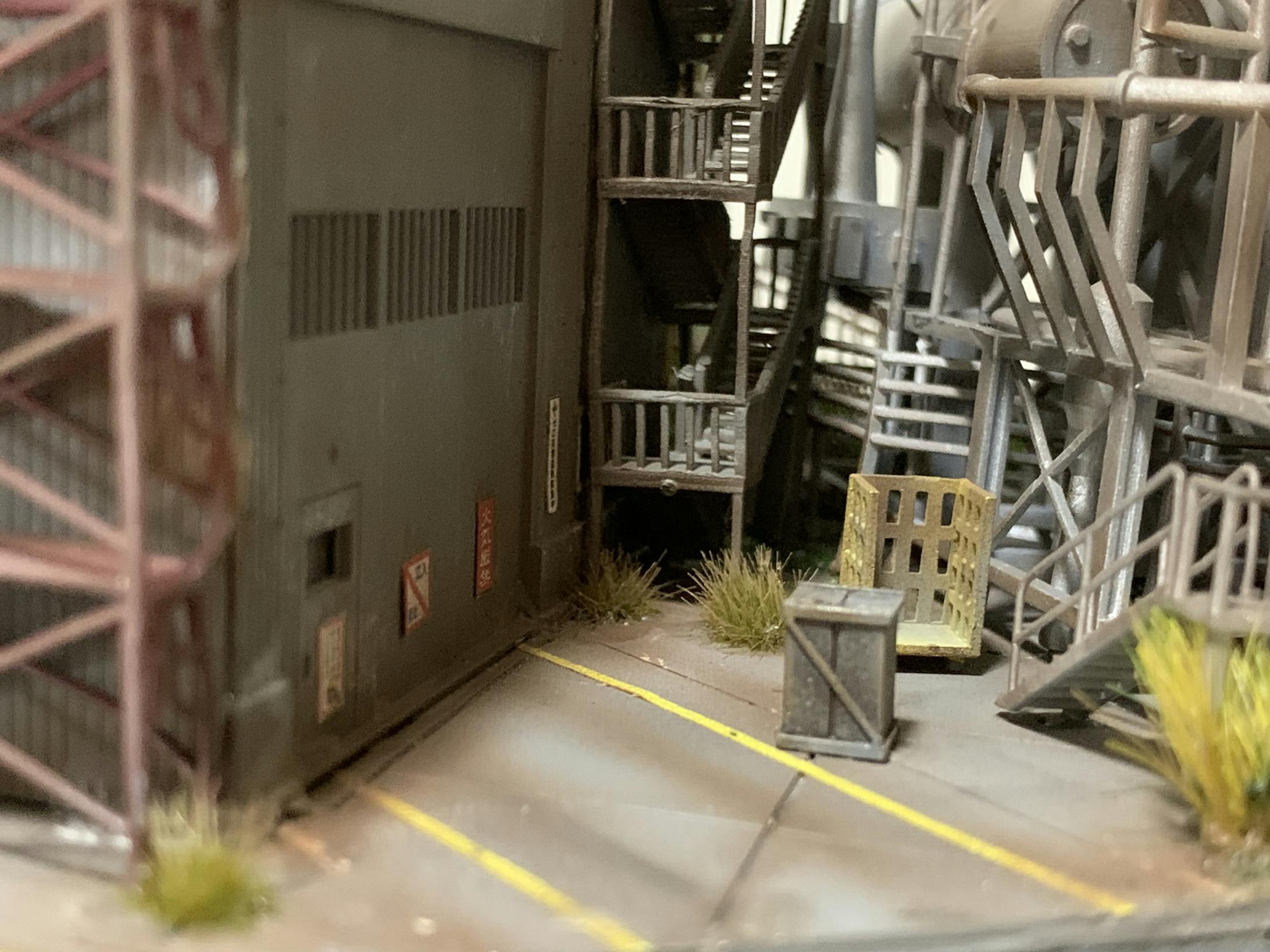 工場の裏側です。工場シールやジオコレの荷物カゴ、木箱を置いています。後ろの扉からもフォークリフトなどの車両が出入りする設定です。 工場の裏側です。工場シールやジオコレの荷物カゴ、木箱を置いています。後ろの扉からもフォークリフトなどの車両が出入りする設定です。