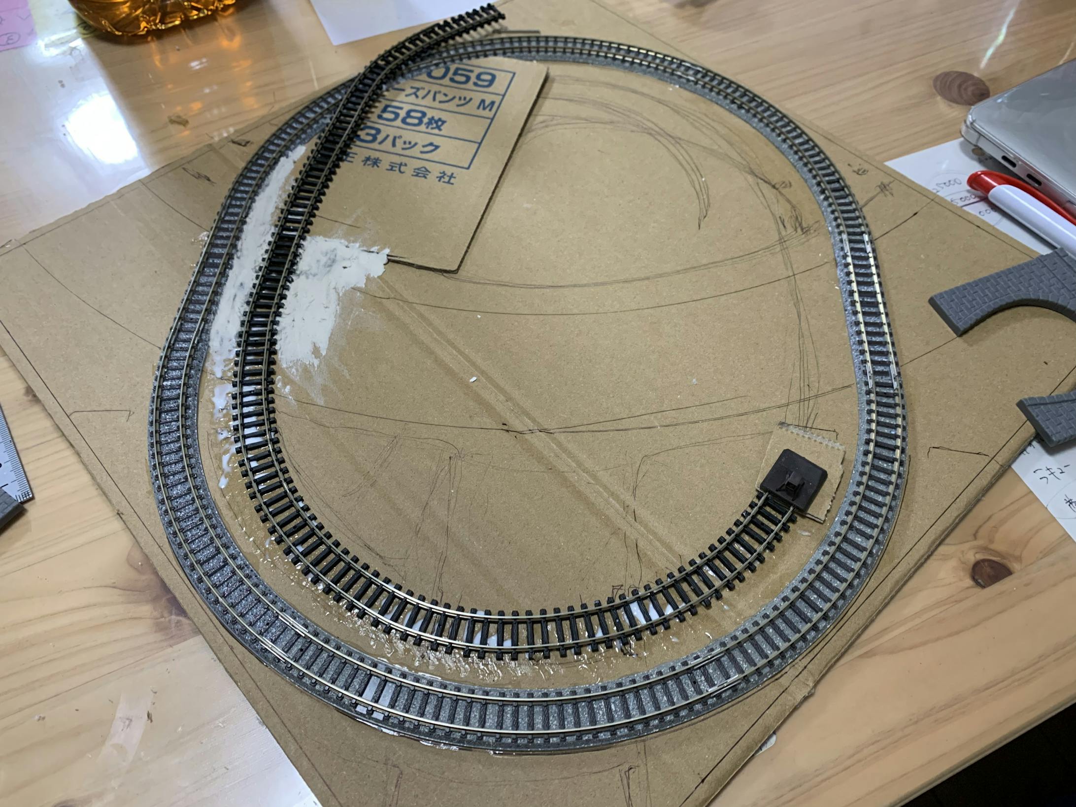 こんな感じで専用線の廃線ができる予定です。周回コースはTOMIXのR140を使ってギリギリ収まる大きさです。R103だと走行できる車両が極端に少なくなるので、敢えてR140に設定し、デキ以外にもc56、DD13なんかを走らせられるといいなあと目論んでます。(本来はメーカー推奨のコースで走らせてください。) こんな感じで専用線の廃線ができる予定です。周回コースはTOMIXのR140を使ってギリギリ収まる大きさです。R103だと走行できる車両が極端に少なくなるので、敢えてR140に設定し、デキ以外にもc56、DD13なんかを走らせられるといいなあと目論んでます。(本来はメーカー推奨のコースで走らせてください。)