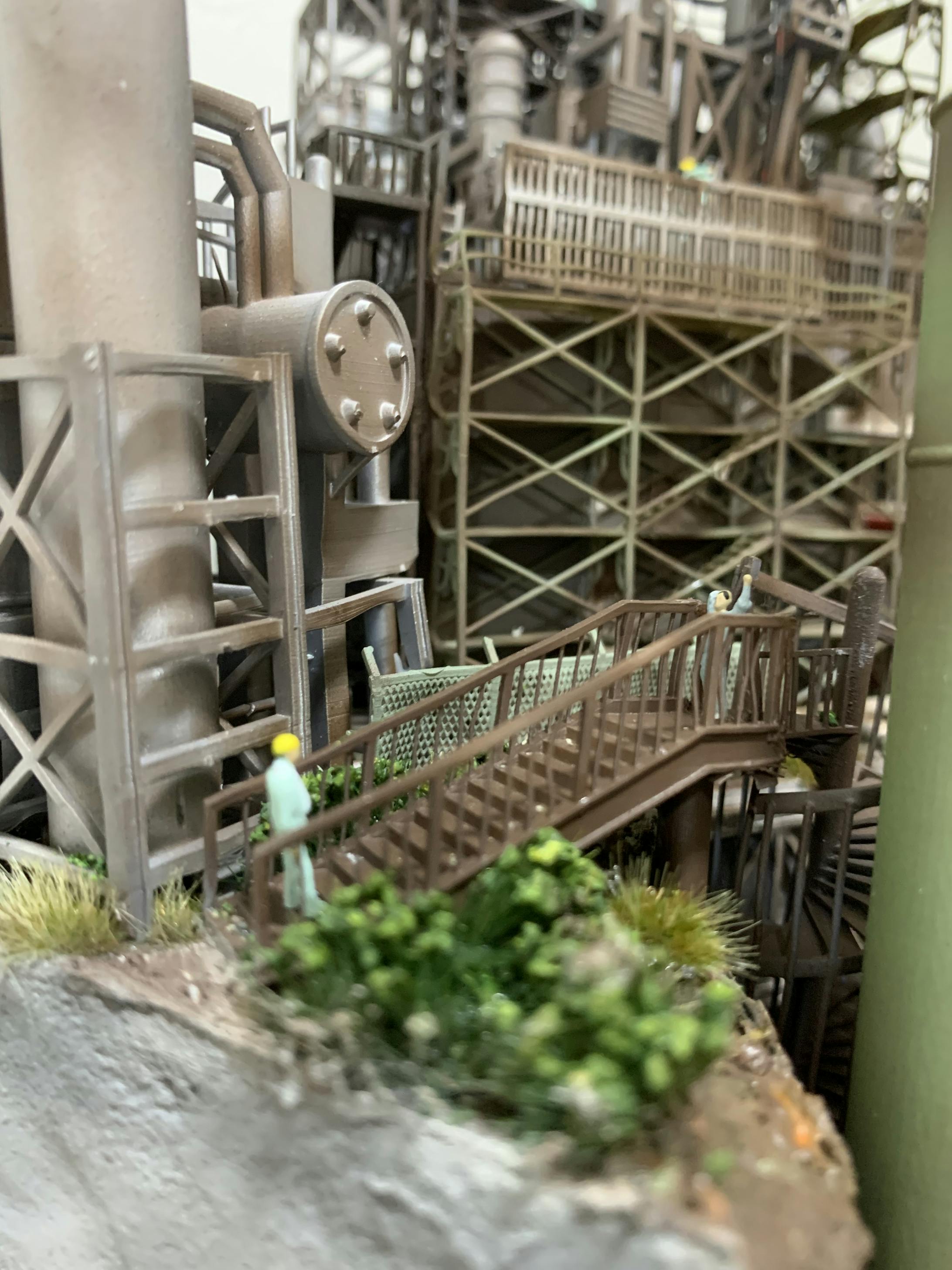 工場建屋の奥では、休憩上がりの作業員に上司が声をかけています。 工場建屋の奥では、休憩上がりの作業員に上司が声をかけています。