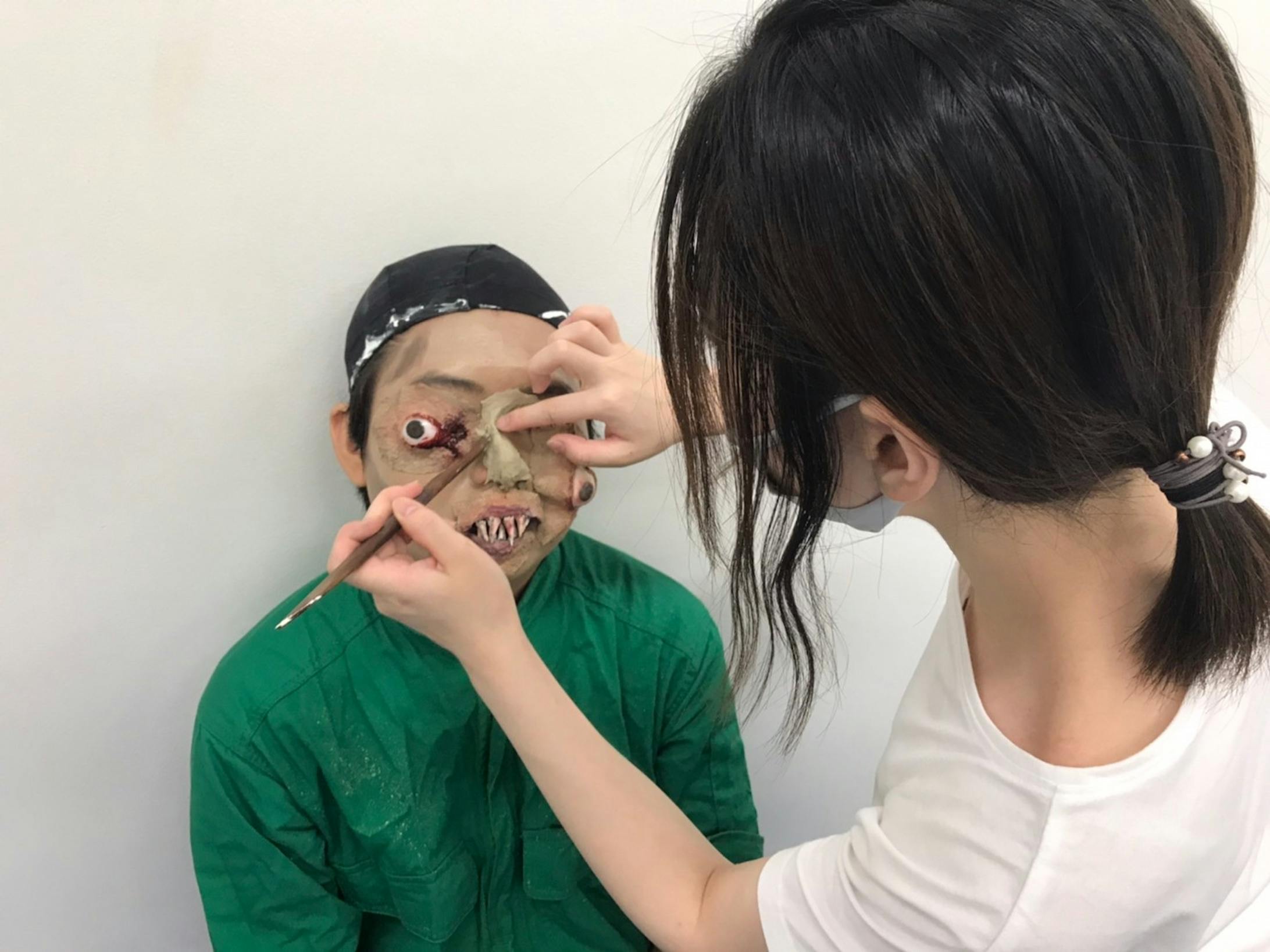 ↑パテを使った特殊メイク、試作中の様子