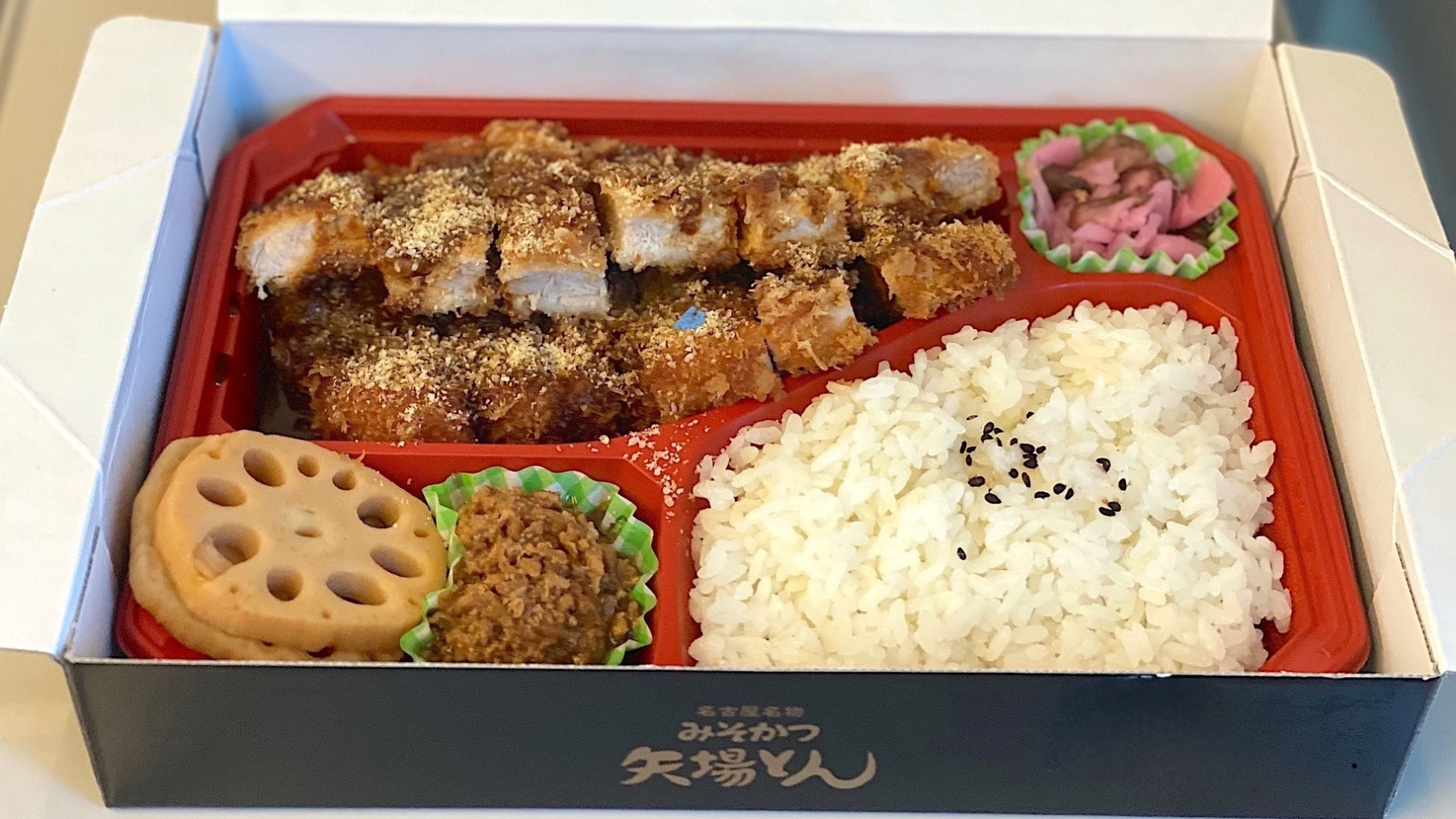 【名古屋駅】味噌たっぷり＆大きすぎる味噌カツ駅弁！矢場とん「わらじとんかつ弁当」（土庄雄平） - エキスパート - Yahoo!ニュース