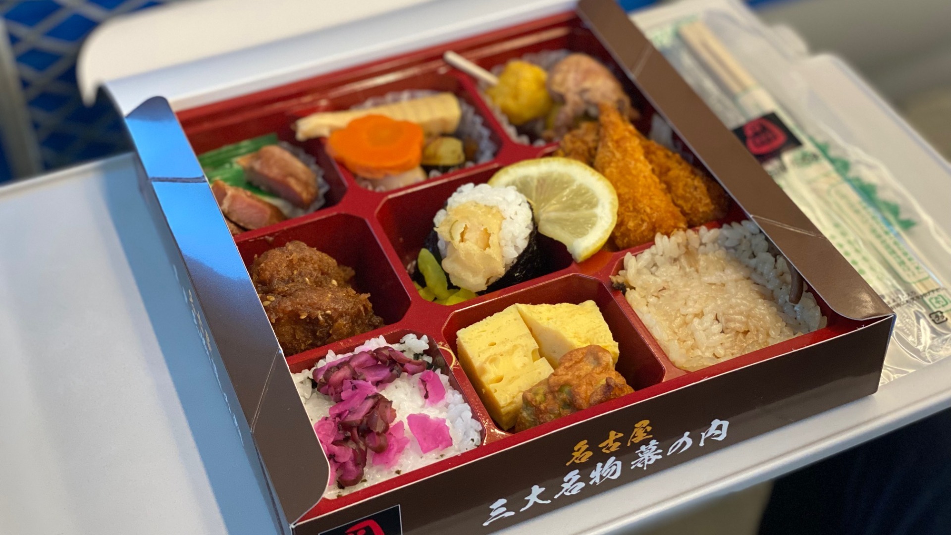 【名古屋駅】コスパ◎名古屋めし三昧駅弁！だるま「三大名物 幕の内」みそかつ・天むす・えびふらいを堪能 - 土庄雄平 | Yahoo! JAPAN クリエイターズプログラム