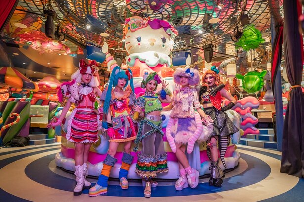 【体験レポ&撮影】ハローキティと原宿のKAWAII MONSTER CAFEが限定コラボ！｜ウォーカープラス