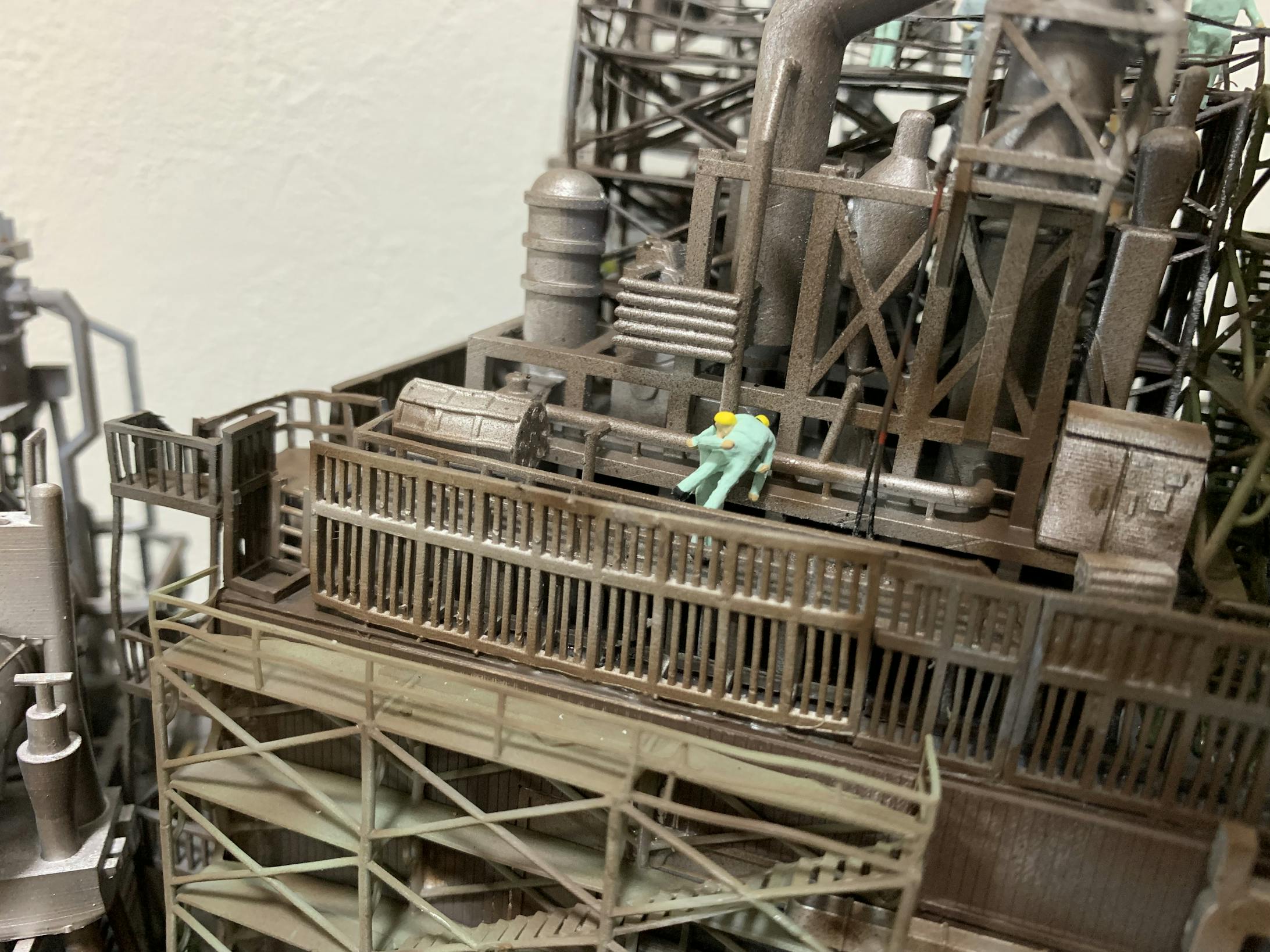 下の階では、作業中なのにふざけている人たちがいます。そんな人たちがいる工場です。