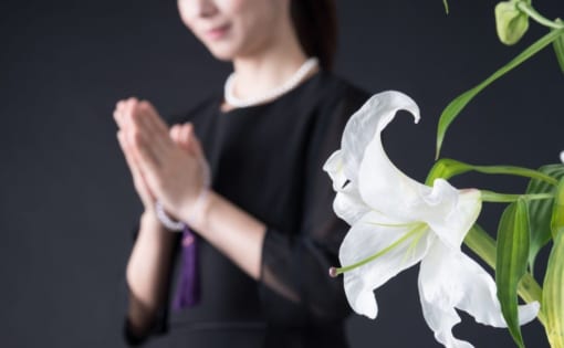 【通夜・葬儀・告別式】仕事関係の参列や服装、挨拶のマナーをプロが解説 | CHANTO