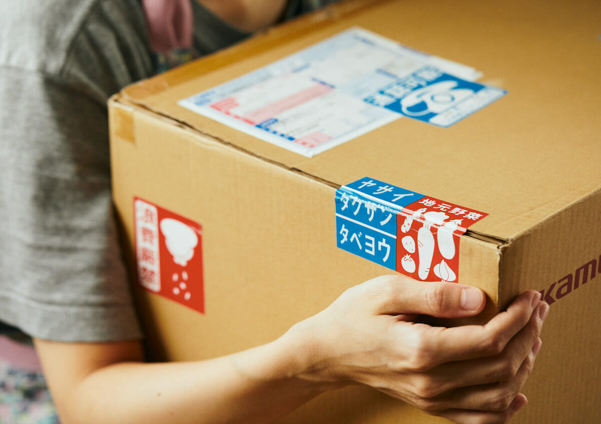 離れた人を想う気持ちを伝える「母からの仕送りシール」が生まれるまで ー TOKYO MIDTOWN AWARD デザインコンペ受賞作品商品化の裏側（1） - デザイン情報サイト[JDN]