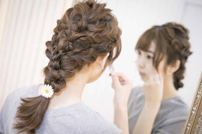 【ロングヘア簡単アレンジ♡】春はインスタジェニックな三つ編みスタイル！ #22 - 写真・狐塚勇介、文・武市彩花