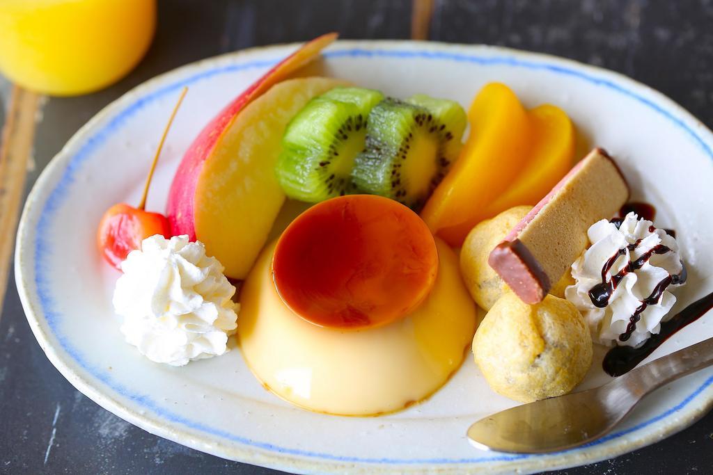 フルーツ＆お菓子でレトロ可愛い…純喫茶風「プリンアラモード」の作り方