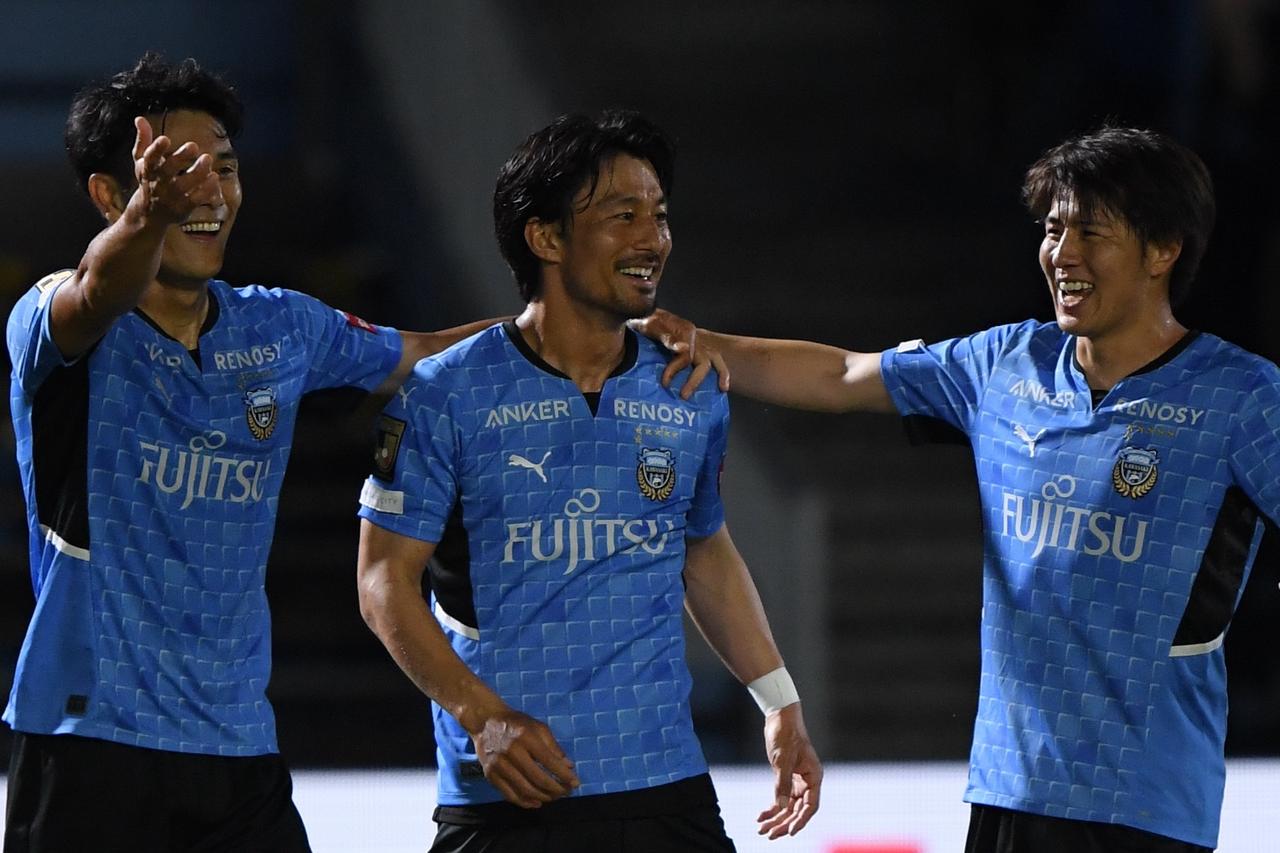【川崎F】クールな家長昭博だっておどけてみせる。2ゴール、男気の｢1アシスト｣、そして称賛。背番号41の大立ち回り！ - サッカーマガジンWEB