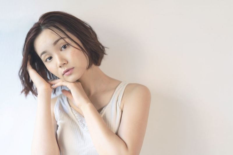 ARINE  美しいストレートヘアでキメる！モダンな切りっぱなしボブ特集