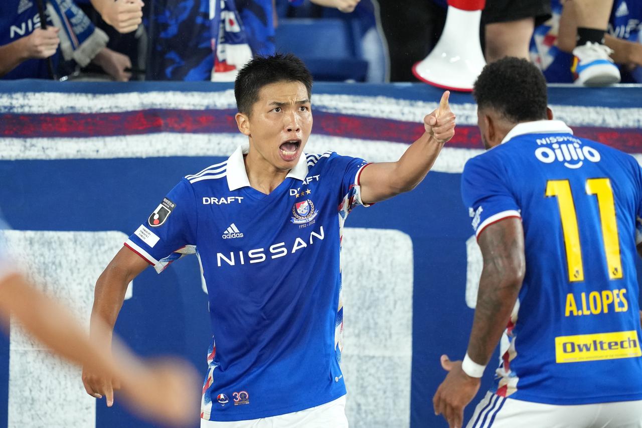 横浜FMが首位返り咲き！ 豪雨のダービーで湘南を3-0で下し、約40日ぶりのホームで躍動◎J1第25節 - サッカーマガジンWEB