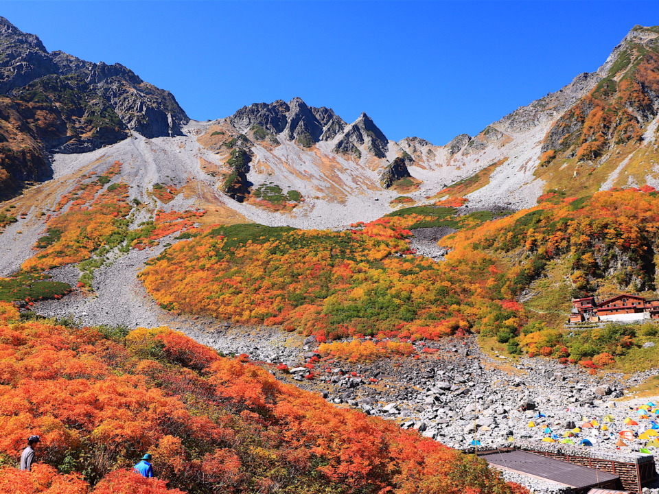 上高地から行く秘境「北アルプス 涸沢カール 」の絶景紅葉へ　1泊登山ガイド - 観光旅行メディア｜まっぷるトラベルガイド