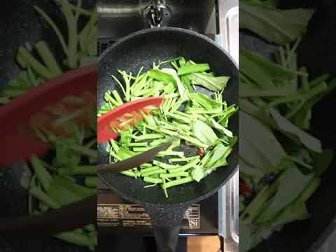 料理（空芯菜炒め）