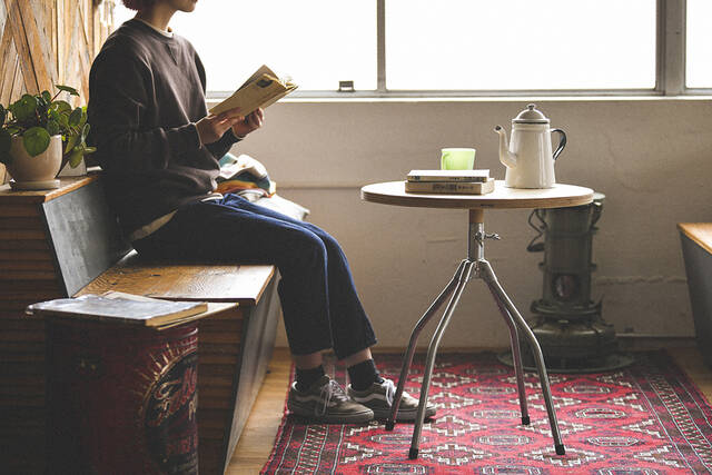 この脚、材料は"アレ"なんです！簡単2工程でオシャレな丸テーブルをDIY！