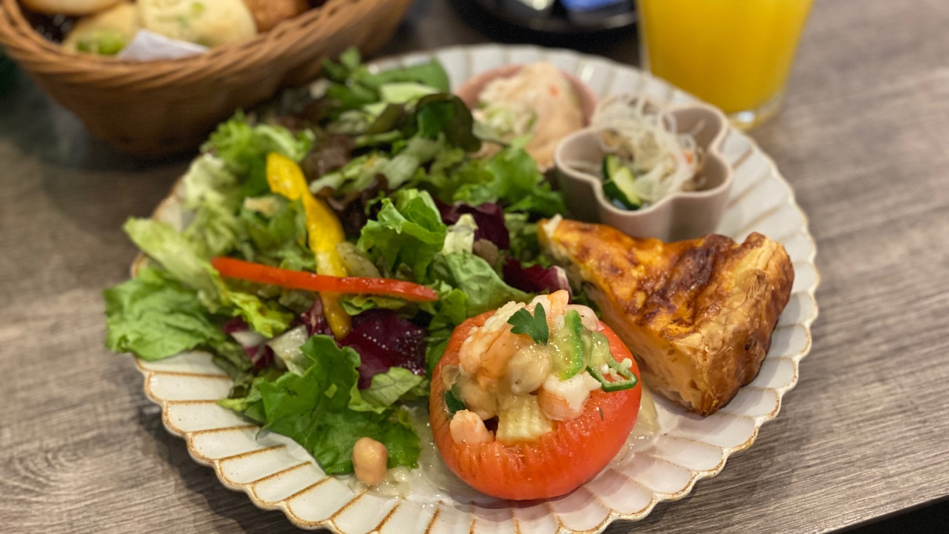 【名古屋市天白区】Large Cafeに夏メニュー登場！えびと夏野菜の冷製トマトのファルシ - 土庄雄平 | Yahoo! JAPAN クリエイターズプログラム