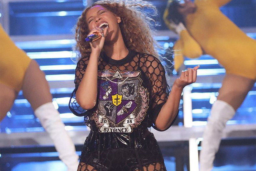 ビヨンセがコーチェラで魅せた「Beychella」の歴史的意義。紋章を解読 | CINRA