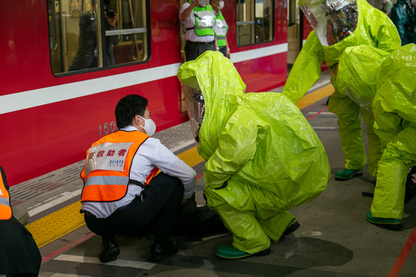 京急が駅でテロ対策の訓練…関係各所と連携して、有毒ガスや爆発物の処理も想定 | レスポンス（Response.jp）