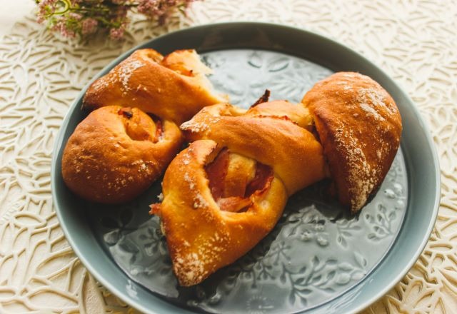 「カリっと香ばしい♡」「ベーコンとペッパーが最高！」ローソンで見つけた”贅沢パン”がランチにもおつまみにもぴったりだった！