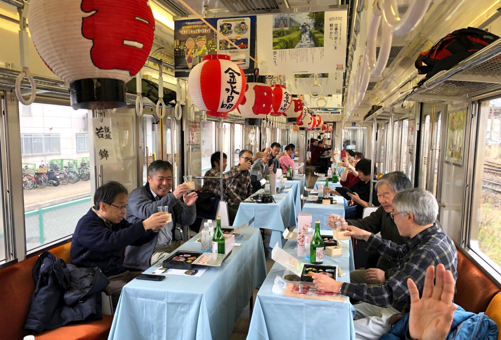 【金水晶ツアー完結編】飯坂線を走る貸切列車で、田植えした酒米からできたお酒を堪能！ | 福島TRIP