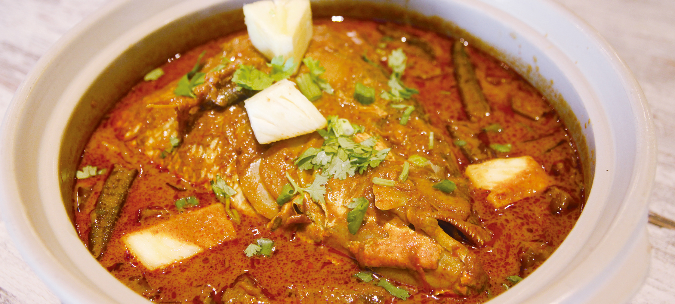 見た目も美味しさもインパクト大 魅惑のフィッシュヘッドカレー | 熱帯綺羅 | AsiaX