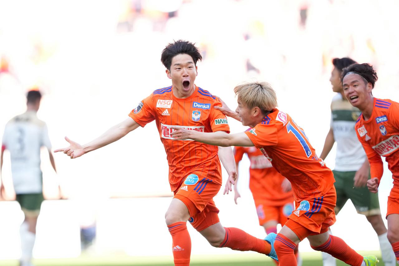 【J2第15節まとめ】新潟が激闘の末に首位！ 横浜FCは初の連敗で3位に。劇的エンディングが3試合も - サッカーマガジンWEB