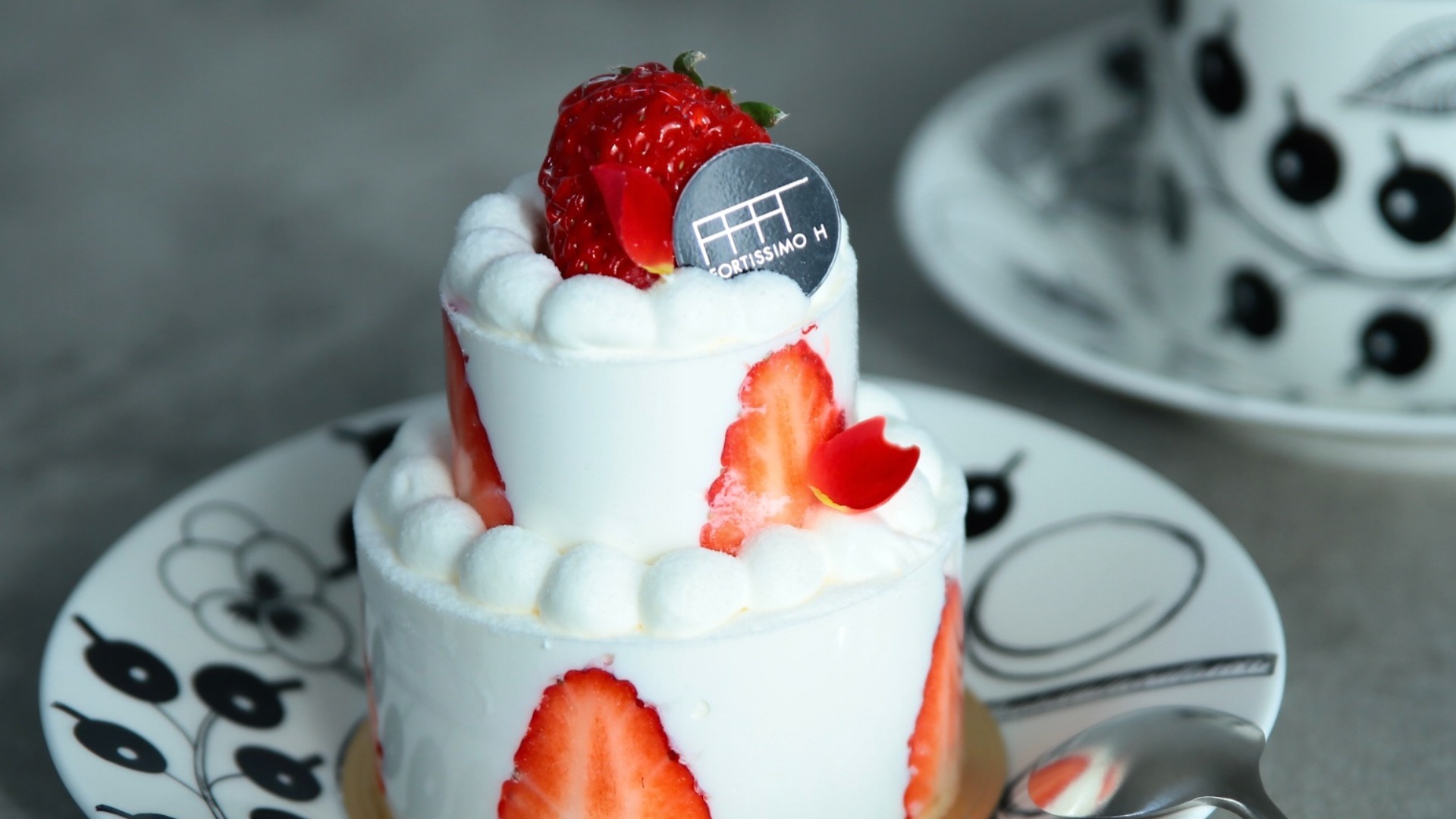 【名古屋市千種区】ひとりで食べる贅沢２段ケーキ！メディアでも紹介された予約必至の逸品 - 土庄蘭 | Yahoo! JAPAN クリエイターズプログラム