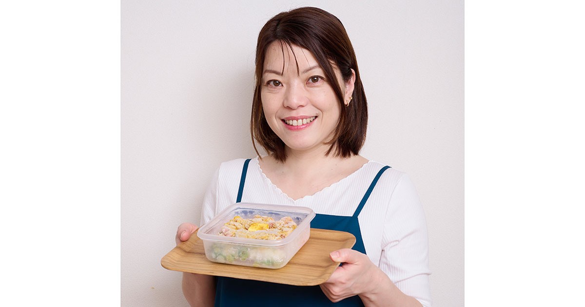 「冷凍コンテナごはんで料理のハードルを下げる」　時短料理研究家ろこさんインタビュー｜好書好日
