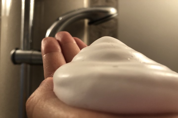【専門家に取材】炭酸シャンプーの効果は？体質にあった選び方も紹介｜Moovoo(ムーブー)