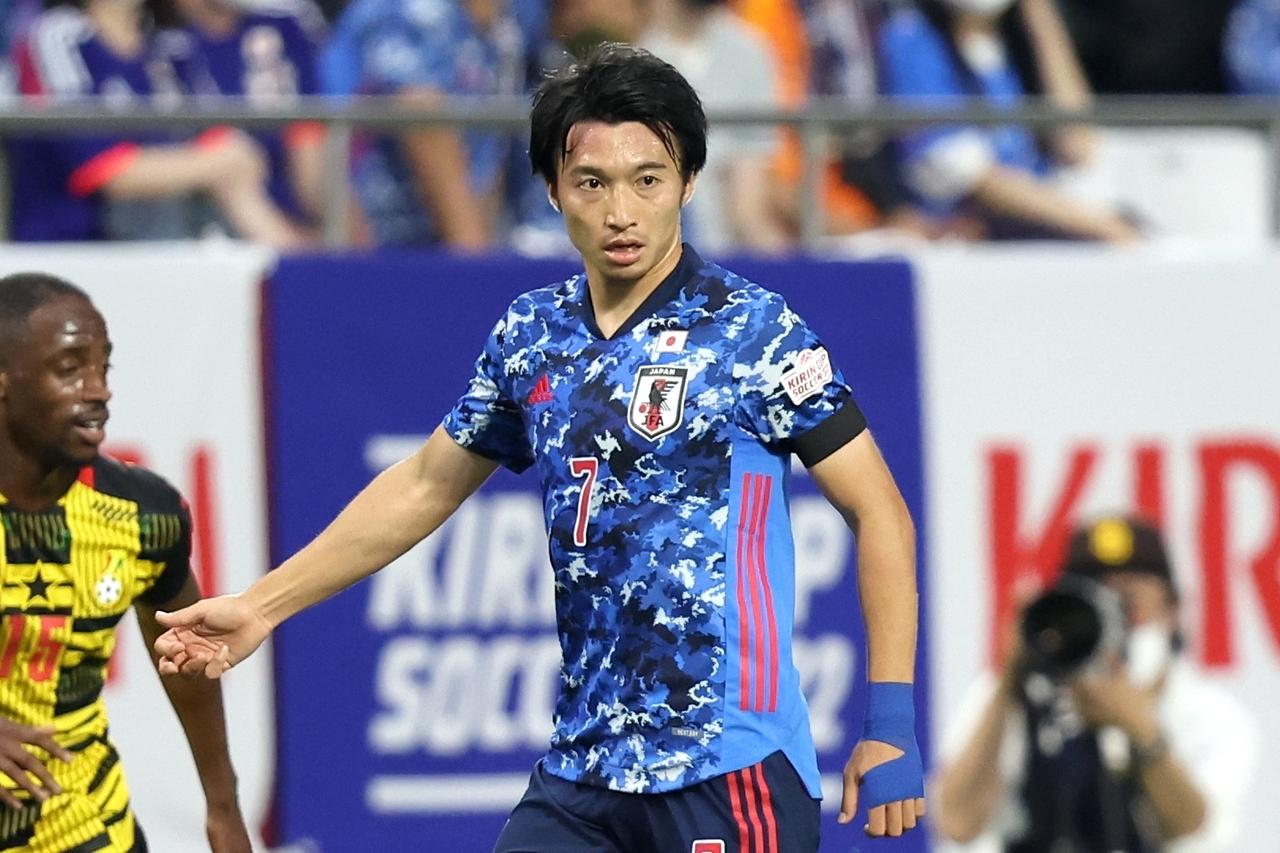 【日本代表】柴崎岳という「ブリッジ」を得た90分。味方に自由を、自分は「逆に行くこと」を意識して - サッカーマガジンWEB