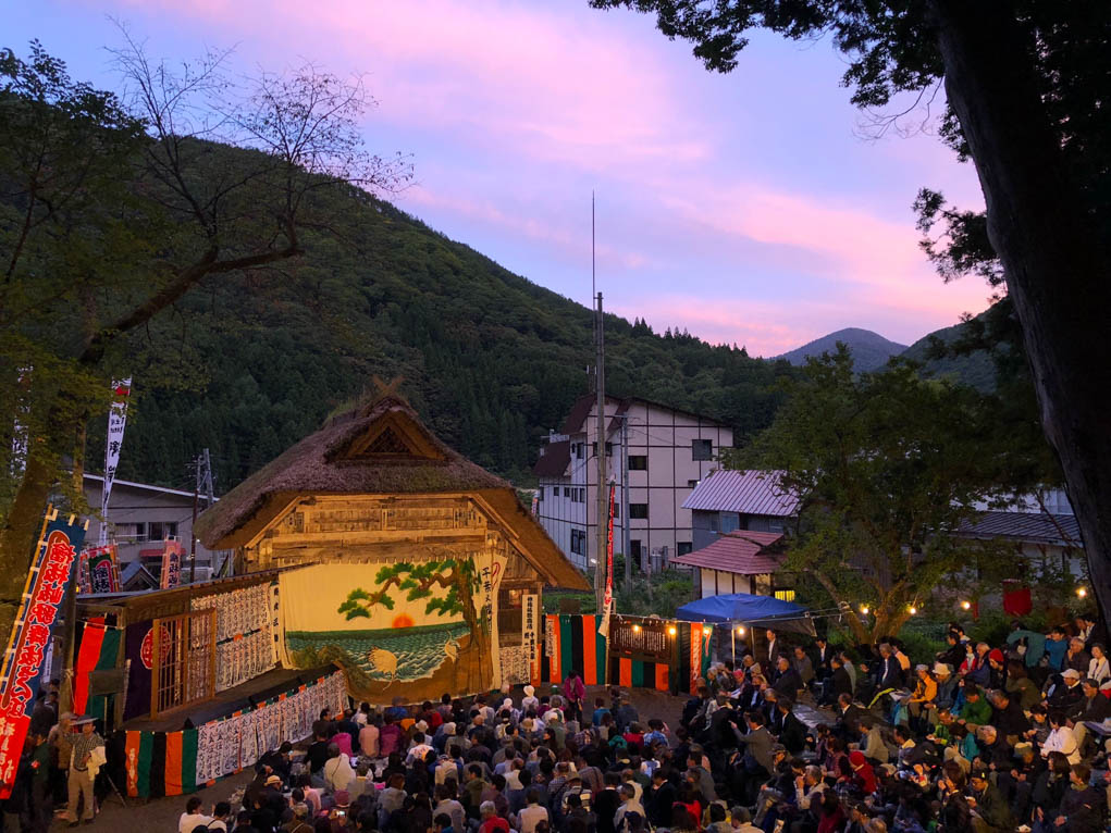 会津の奥地で270年前から受け継がれる“村人だけ”で運営する舞台「檜枝岐歌舞伎」