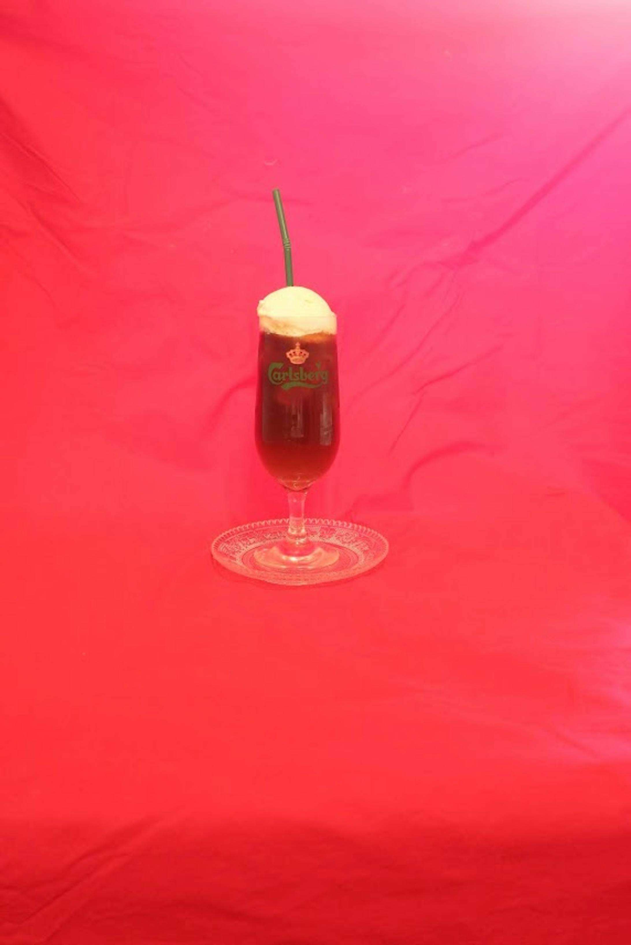 写真には写っていないが、テーブルクロスを頑張って持ち上げてくれている人が後ろにいる(笑) 写真には写っていないが、テーブルクロスを頑張って持ち上げてくれている人が後ろにいる(笑)