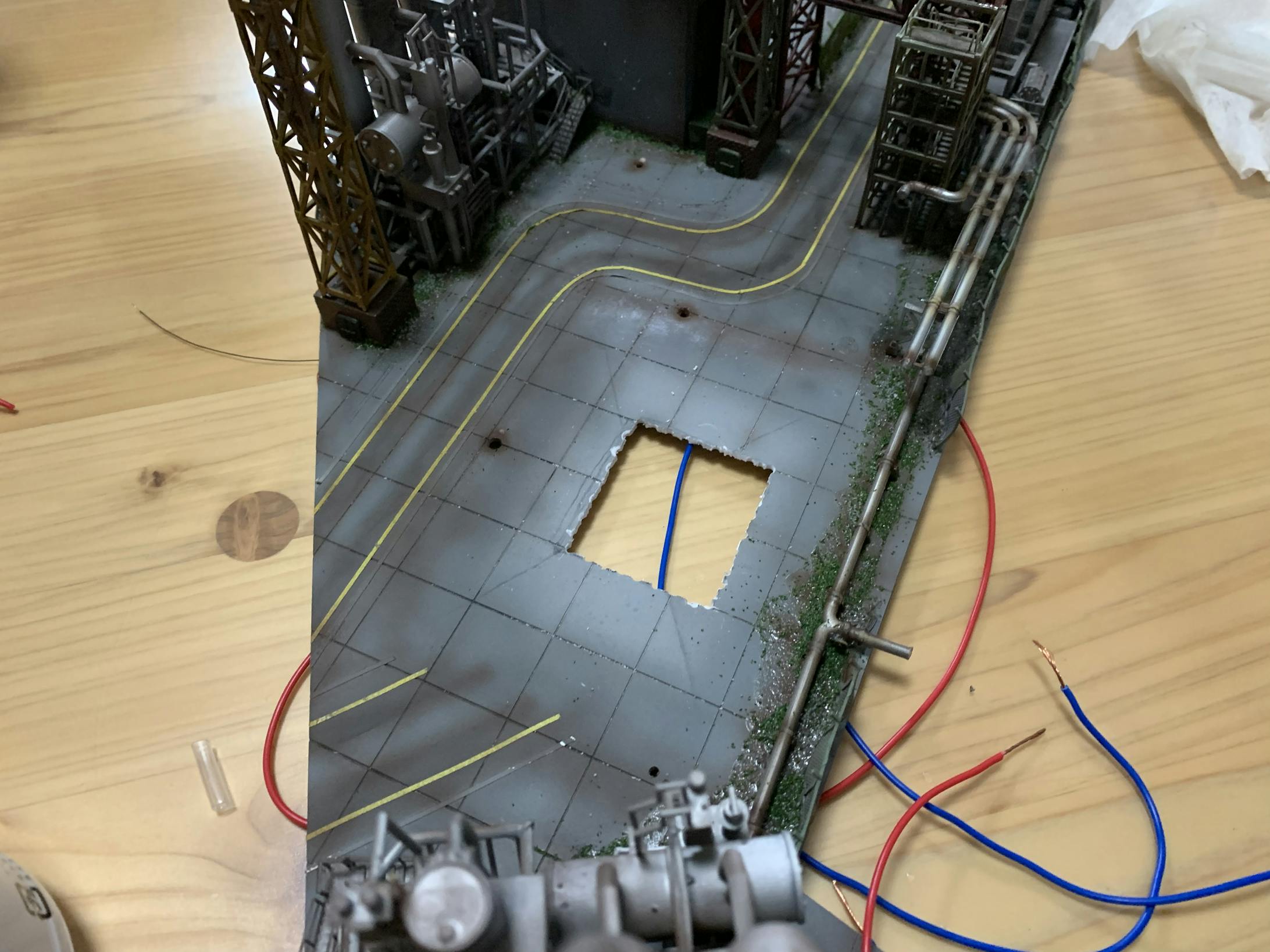 そのあと、汚し塗装をしました。また、工場の配管も取り付けました。 そのあと、汚し塗装をしました。また、工場の配管も取り付けました。