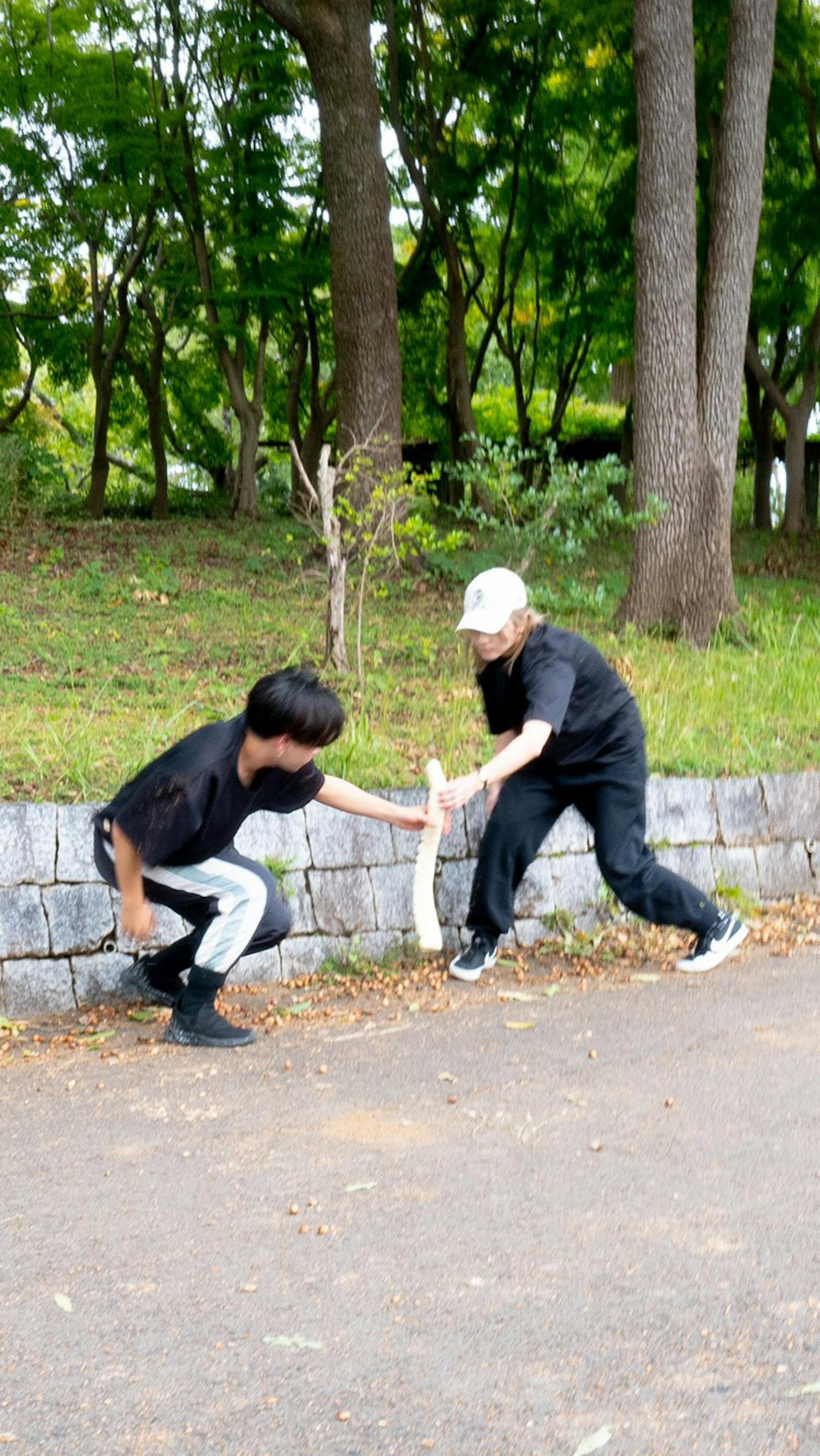 背を向ける、背に向ける