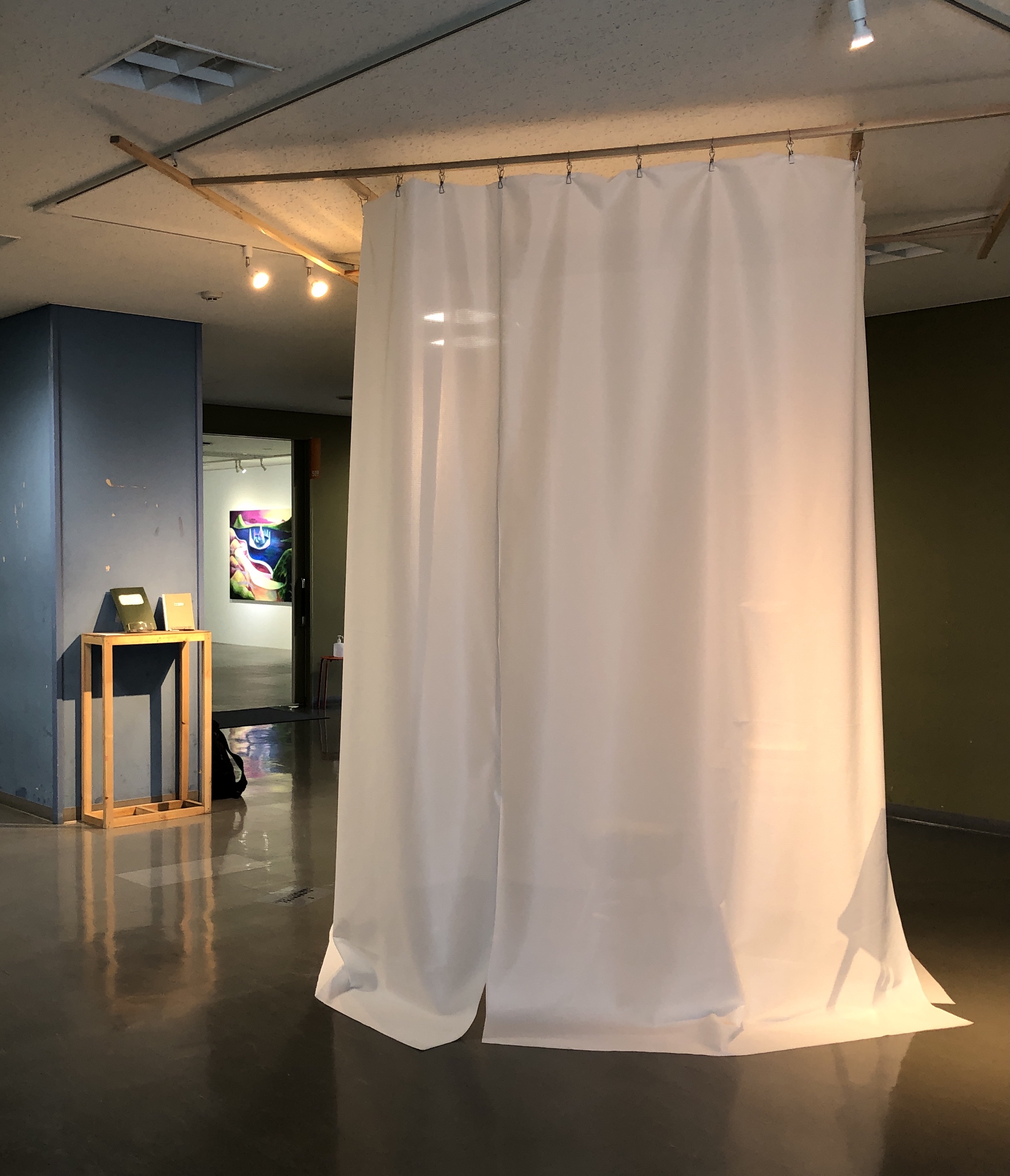 ↑学内の展示風景