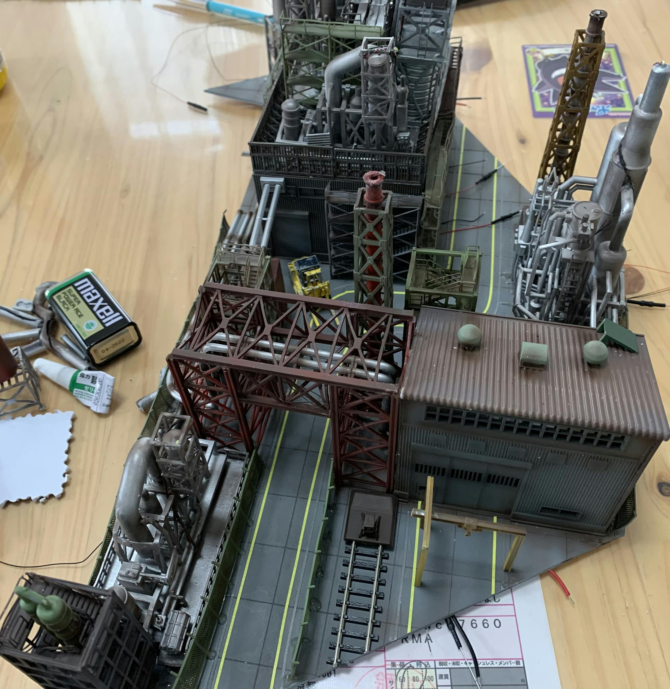 全体を見た時に、やっぱり白線が汚く作品のイメージを崩すため、一度はがして、工場っぽい黄色の違う種類のラインテープを貼りました。こちらはカーブもそこそこ上手くいきました。 全体を見た時に、やっぱり白線が汚く作品のイメージを崩すため、一度はがして、工場っぽい黄色の違う種類のラインテープを貼りました。こちらはカーブもそこそこ上手くいきました。