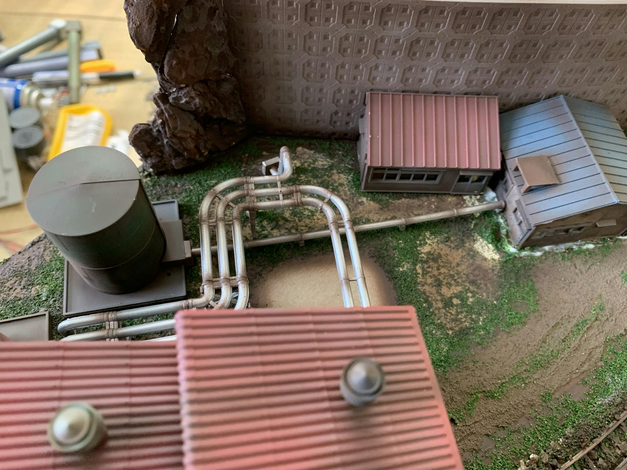 崖の表現は100均のインテリアバーグを使いました。別に崖を作る必要はないですが、以前に崖を作る表現を練習してきたため、作ってみました。 崖の表現は100均のインテリアバーグを使いました。別に崖を作る必要はないですが、以前に崖を作る表現を練習してきたため、作ってみました。