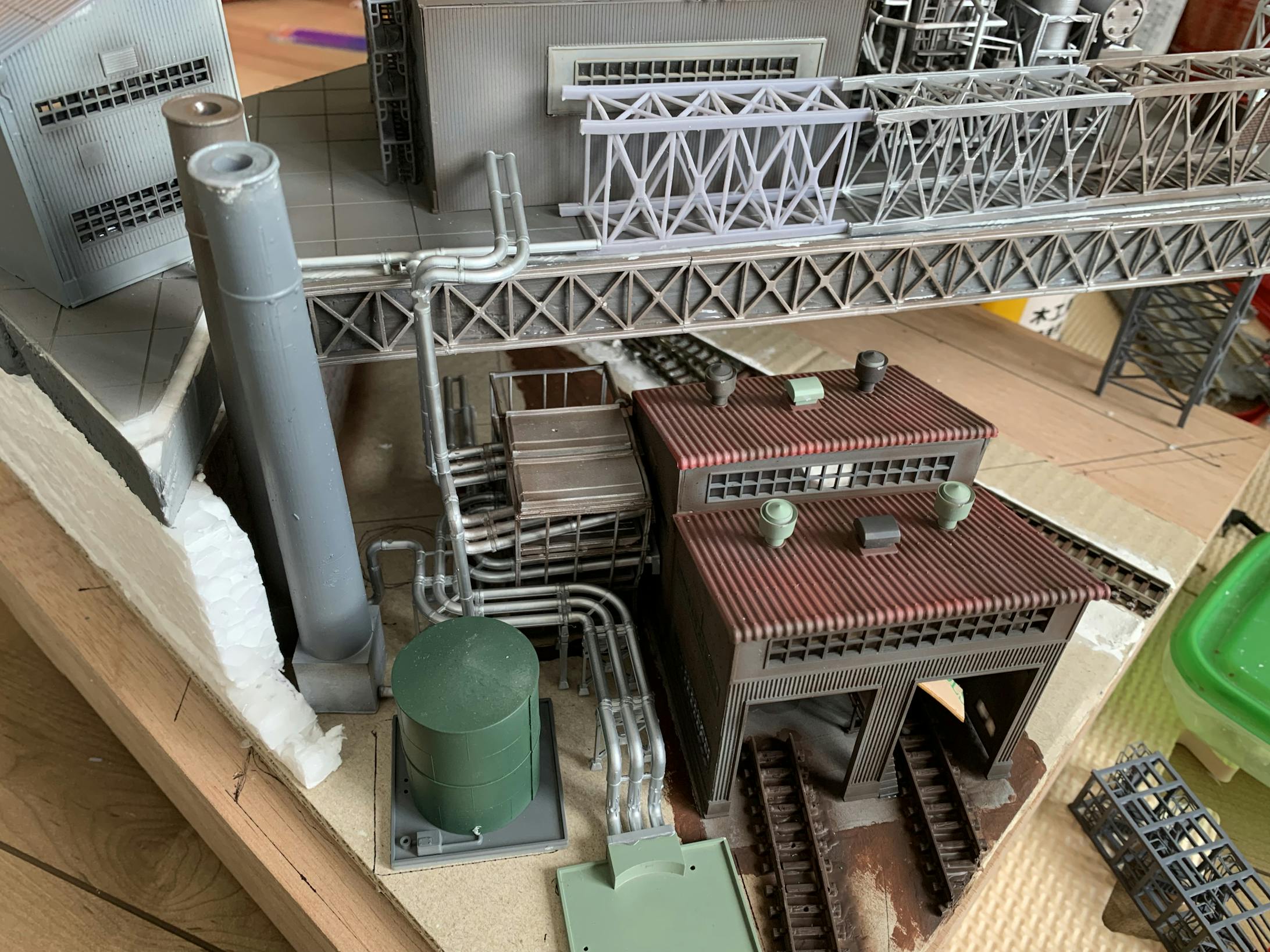 試しに上とベースを合わせるとこんな感じです。配管類があると、より工場らしさが引き立ちます。 試しに上とベースを合わせるとこんな感じです。配管類があると、より工場らしさが引き立ちます。