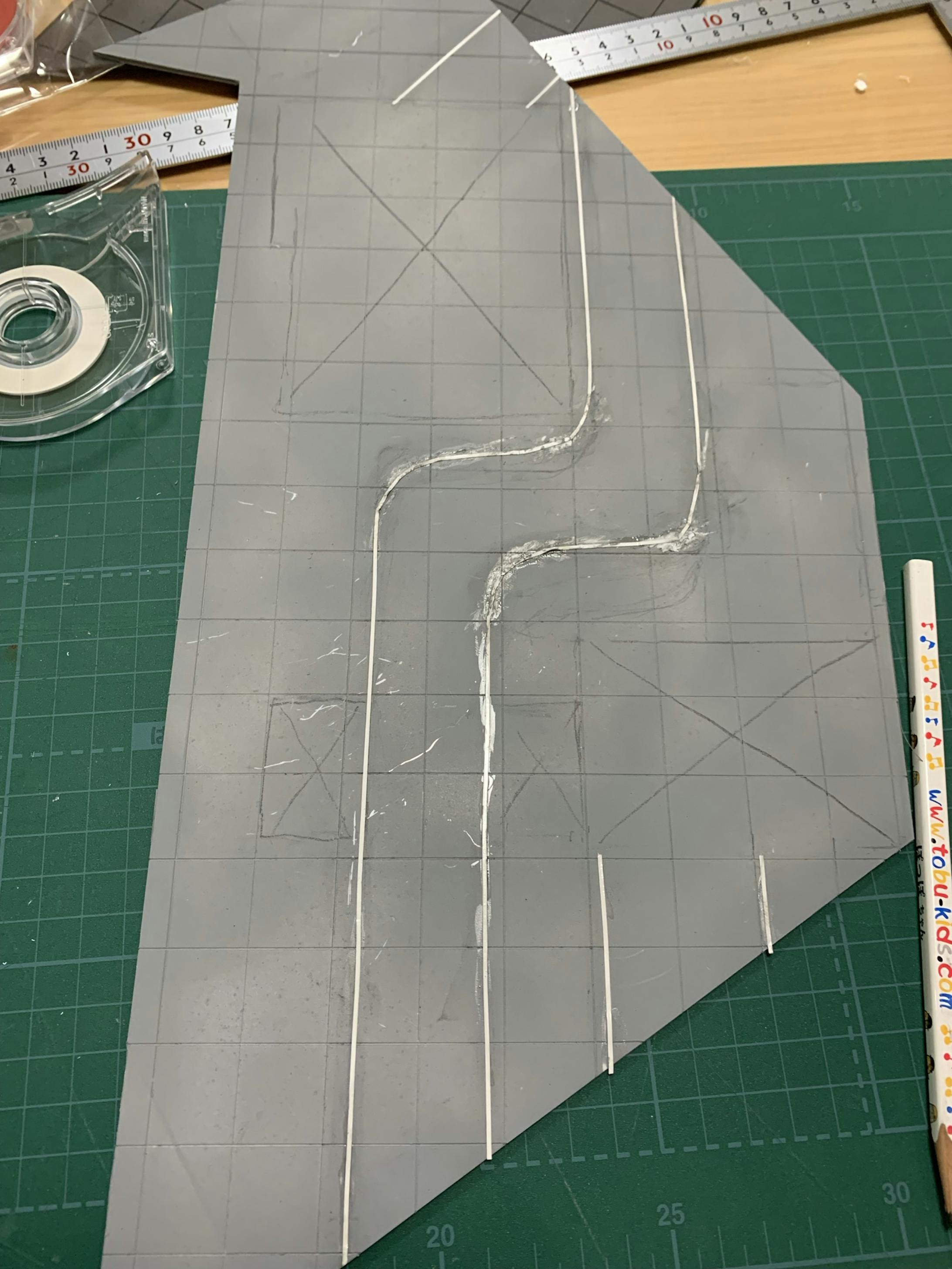 続いて、工場二階フロア下地の制作に入ります。ホワイトテープで車両が資材を運搬する道に白線をつけました。テープの粘着が弱く、木工ボンドなどでつけたので汚くなってしまいました。塗装で済ませればよかったです。なお、前回塗装した土台は、プラ板ではなく、塗装が剥がれ安く、接着も十分にできなそうだったためにボツにしました。改めて、2mmのプラ板で掘り出し作り直しました。