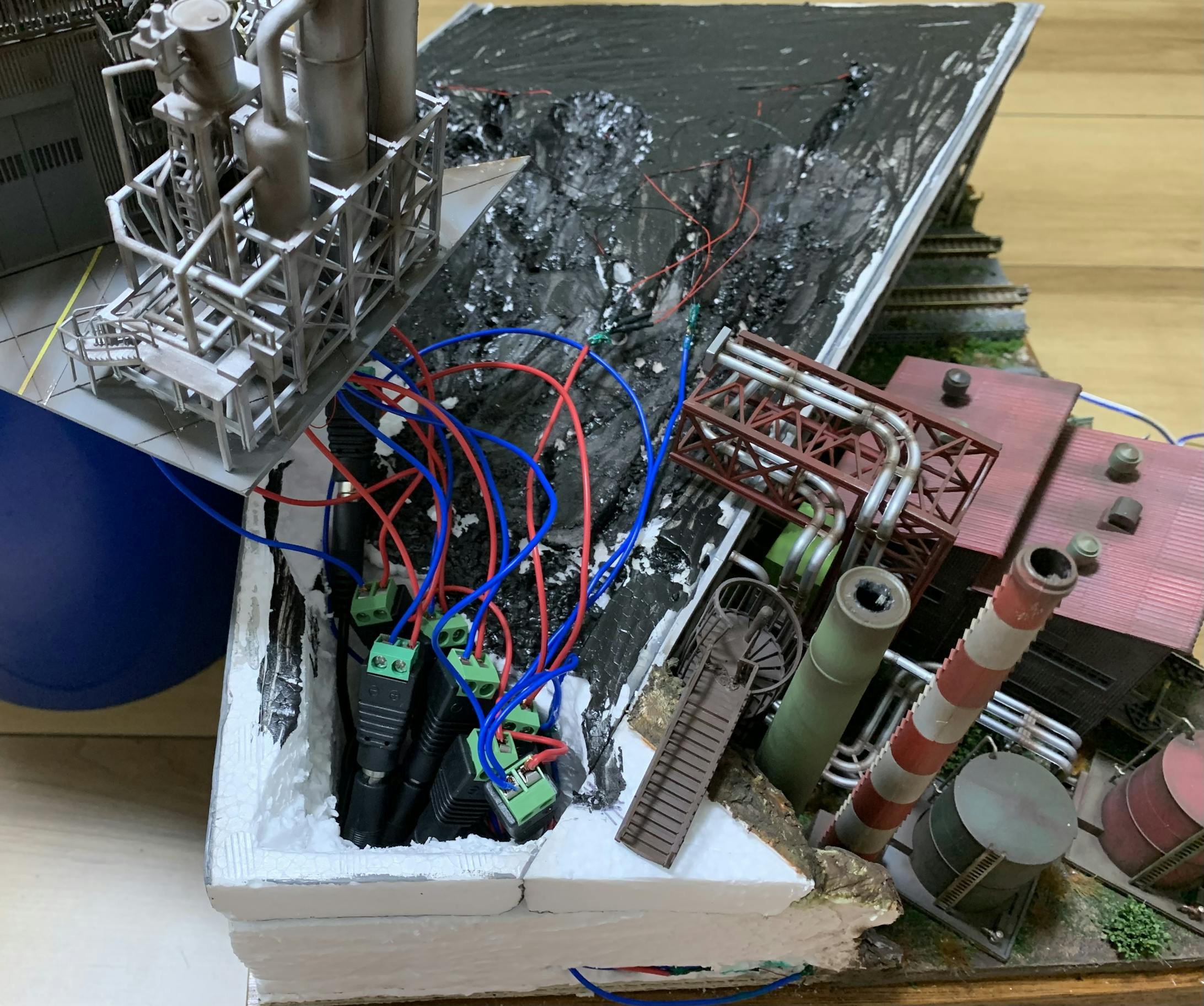 各LEDの束を8つのスプリッターケーブルに繋げます。LEDの配線はスチロールを削って、黒く塗ったエリアに収めます。この作業も、何度も合わせては削っての作業を繰り返しました。コレをやらないと配線の厚みで、上蓋が浮いてしまうので、念入りにおこないました。 各LEDの束を8つのスプリッターケーブルに繋げます。LEDの配線はスチロールを削って、黒く塗ったエリアに収めます。この作業も、何度も合わせては削っての作業を繰り返しました。コレをやらないと配線の厚みで、上蓋が浮いてしまうので、念入りにおこないました。