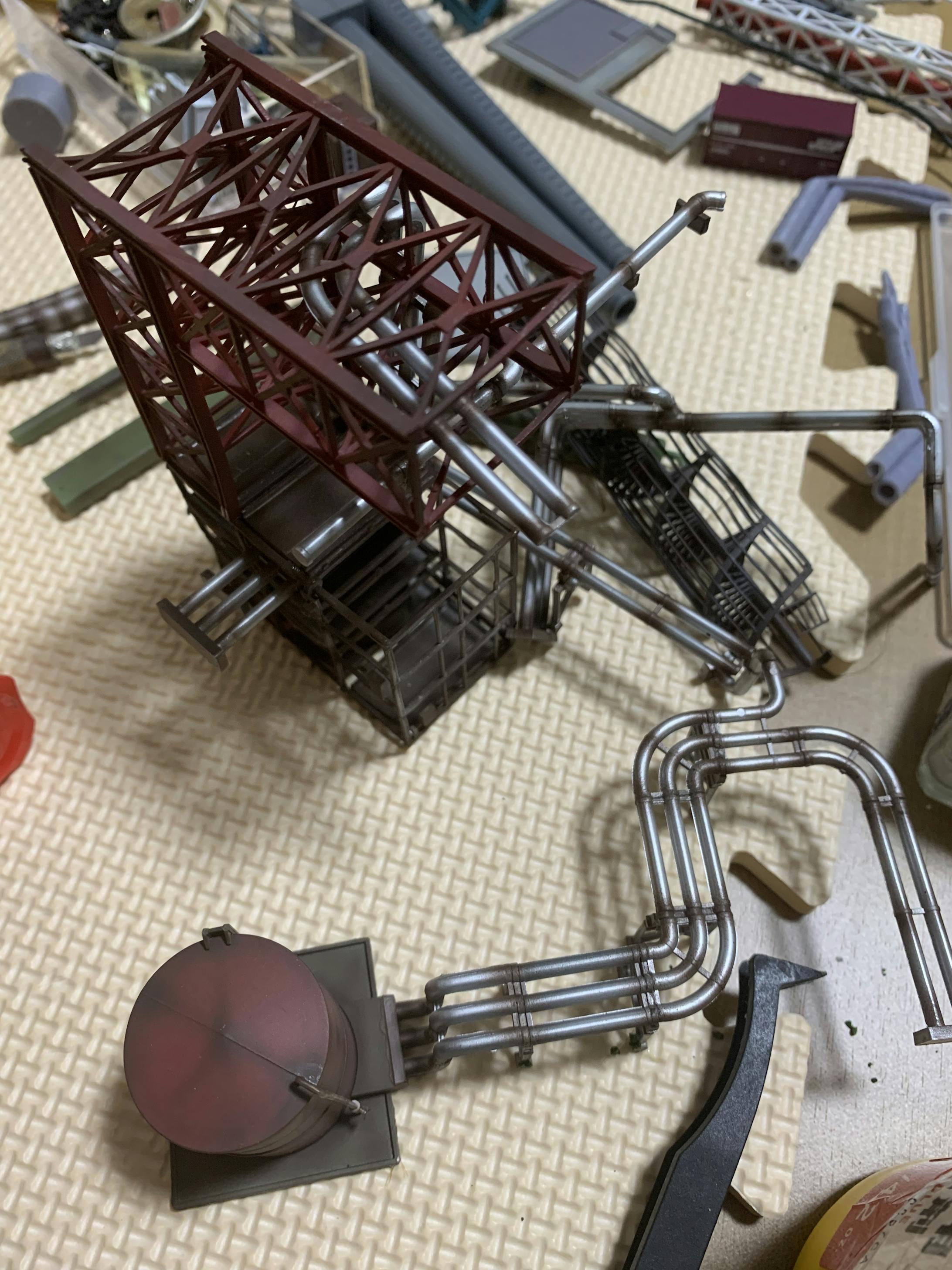 そしたら、各ストラクチャーの固定に入ります。配管を中心にベースにキッチリ収まるよう、各ストラクチャーの位置を決め接着します。このように、いつ、どのタイミングで、何を固定した方が、効率的に作業を進められるのかを考えるのが、かなり大変でした。逆に何も考えずに作った方が早かったかもしれませんが笑 そしたら、各ストラクチャーの固定に入ります。配管を中心にベースにキッチリ収まるよう、各ストラクチャーの位置を決め接着します。このように、いつ、どのタイミングで、何を固定した方が、効率的に作業を進められるのかを考えるのが、かなり大変でした。逆に何も考えずに作った方が早かったかもしれませんが笑