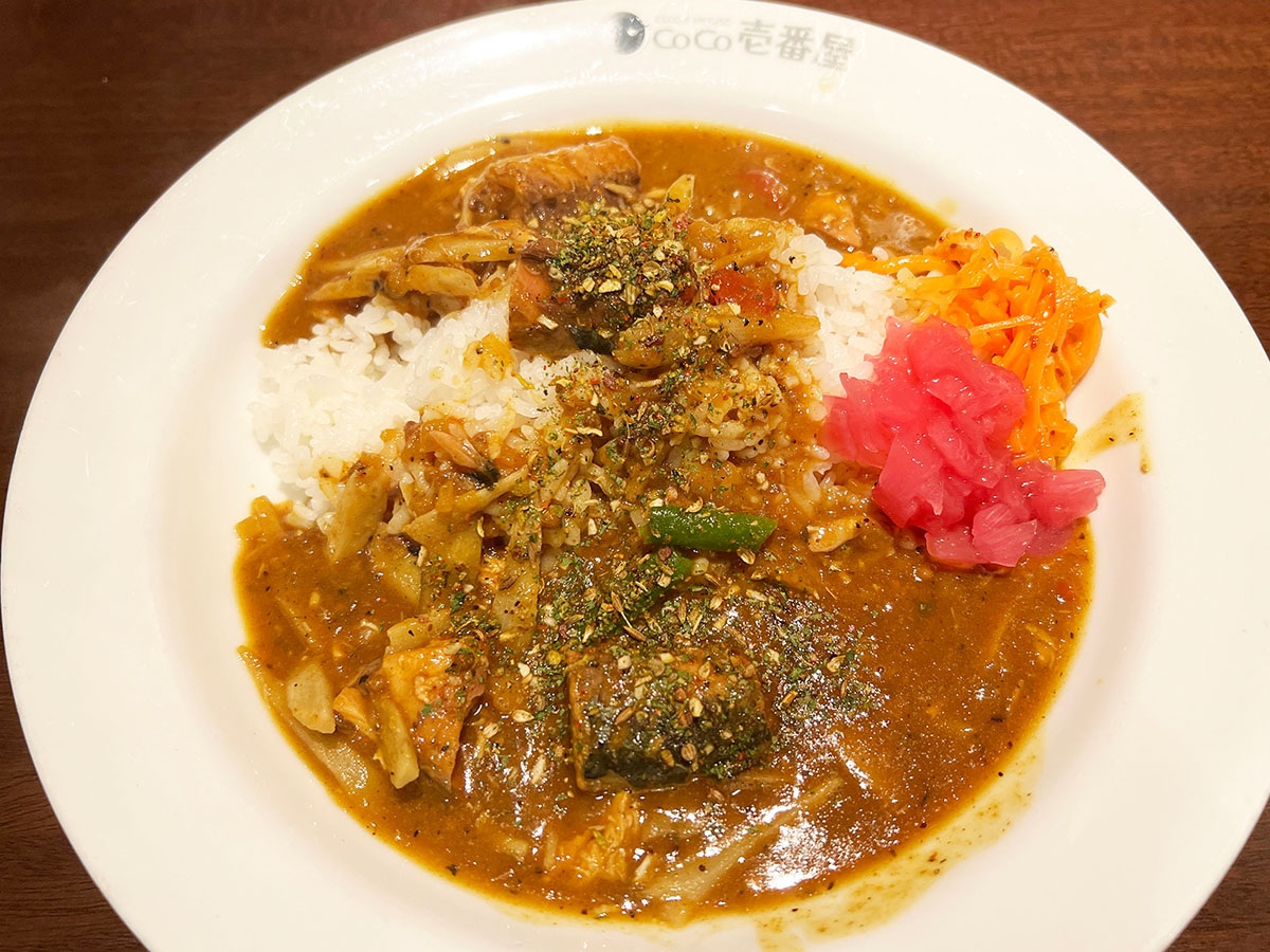 【実食レポ】カレーにサバの味噌煮！？ CoCo壱番屋の「SABA とごぼうのスパイスカレー」が専門店並みに旨かった！
