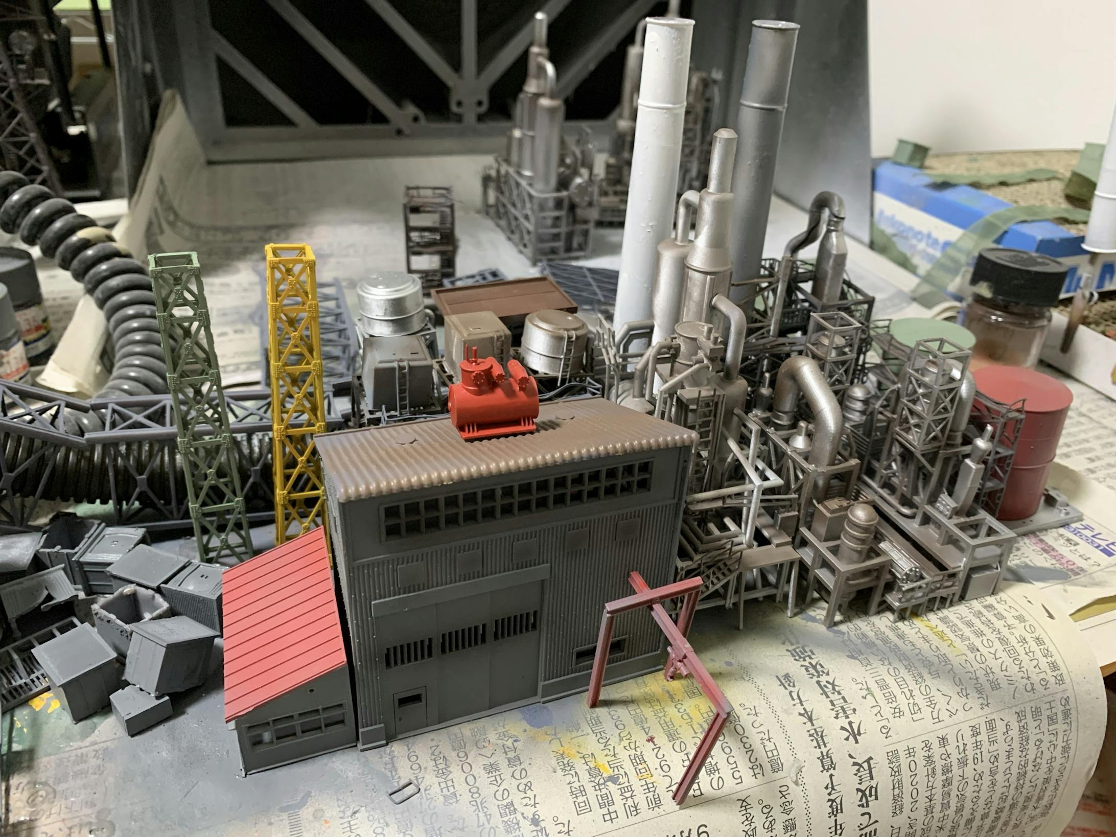 今回、使用したものです。グリーンマックスのプラント工場のキットと出力品です。プラント工場の建屋は、加工してみました。出力品は、ざっと置いてみただけですが、これだけでも雰囲気がでます。ただ、より密度を高くして工場らしさを表現したいと思い、配置に結構悩みました。 今回、使用したものです。グリーンマックスのプラント工場のキットと出力品です。プラント工場の建屋は、加工してみました。出力品は、ざっと置いてみただけですが、これだけでも雰囲気がでます。ただ、より密度を高くして工場らしさを表現したいと思い、配置に結構悩みました。