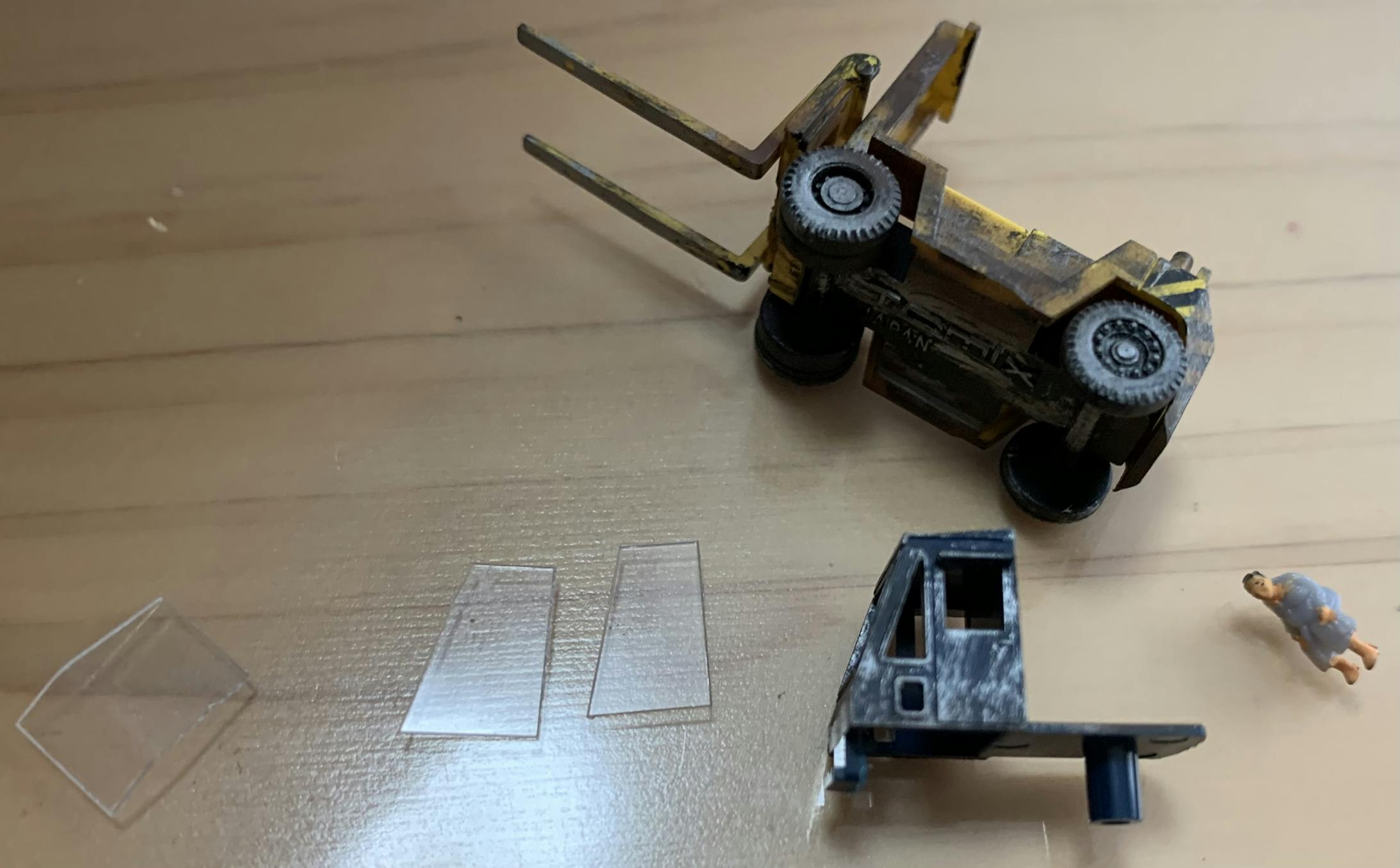 アクセントになる小物を追加していきます。コンテナがあるので、フォークリフトを設置することにしました。